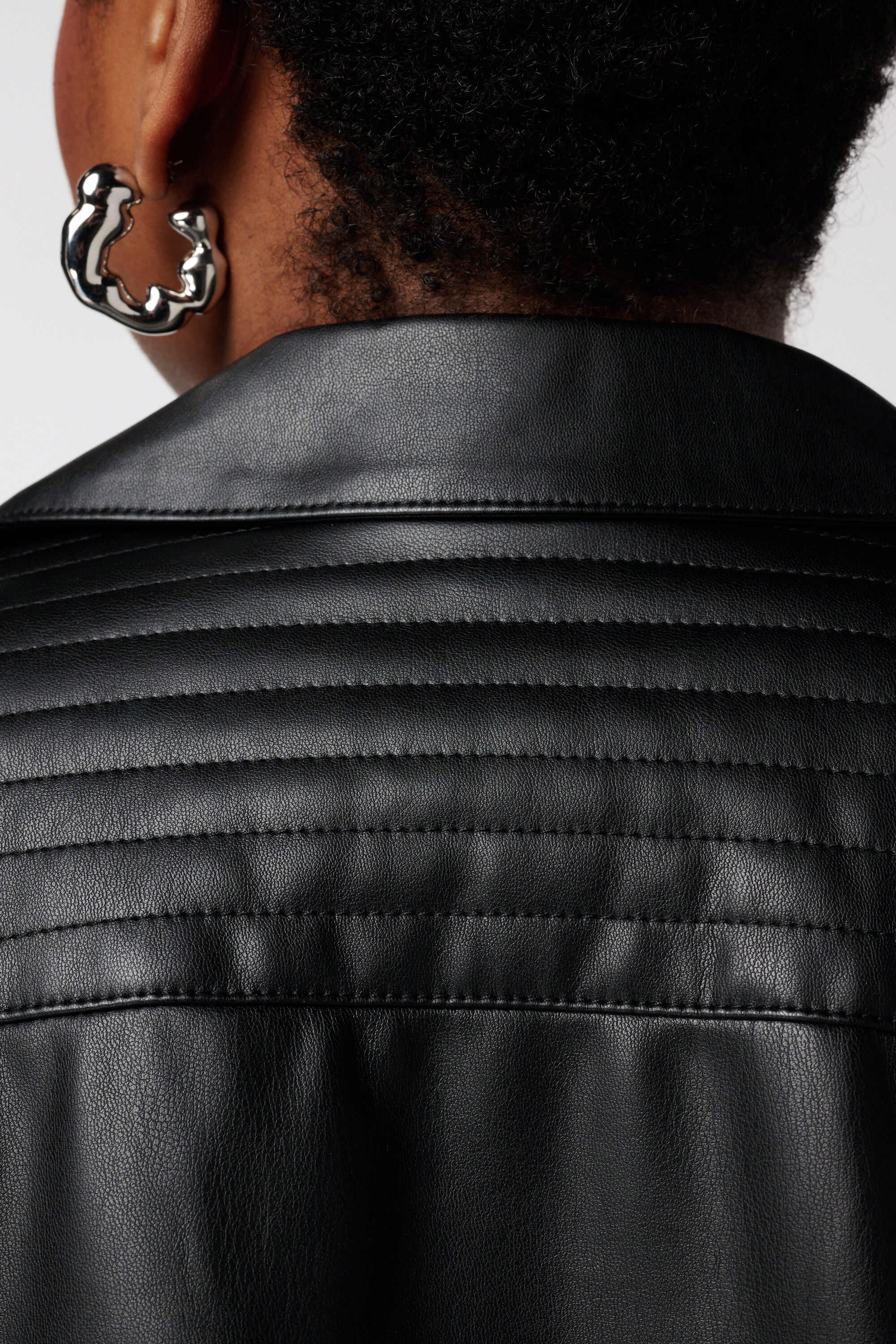 Elegante Lederlook-Jacke mit silbernen Akzenten image number 6