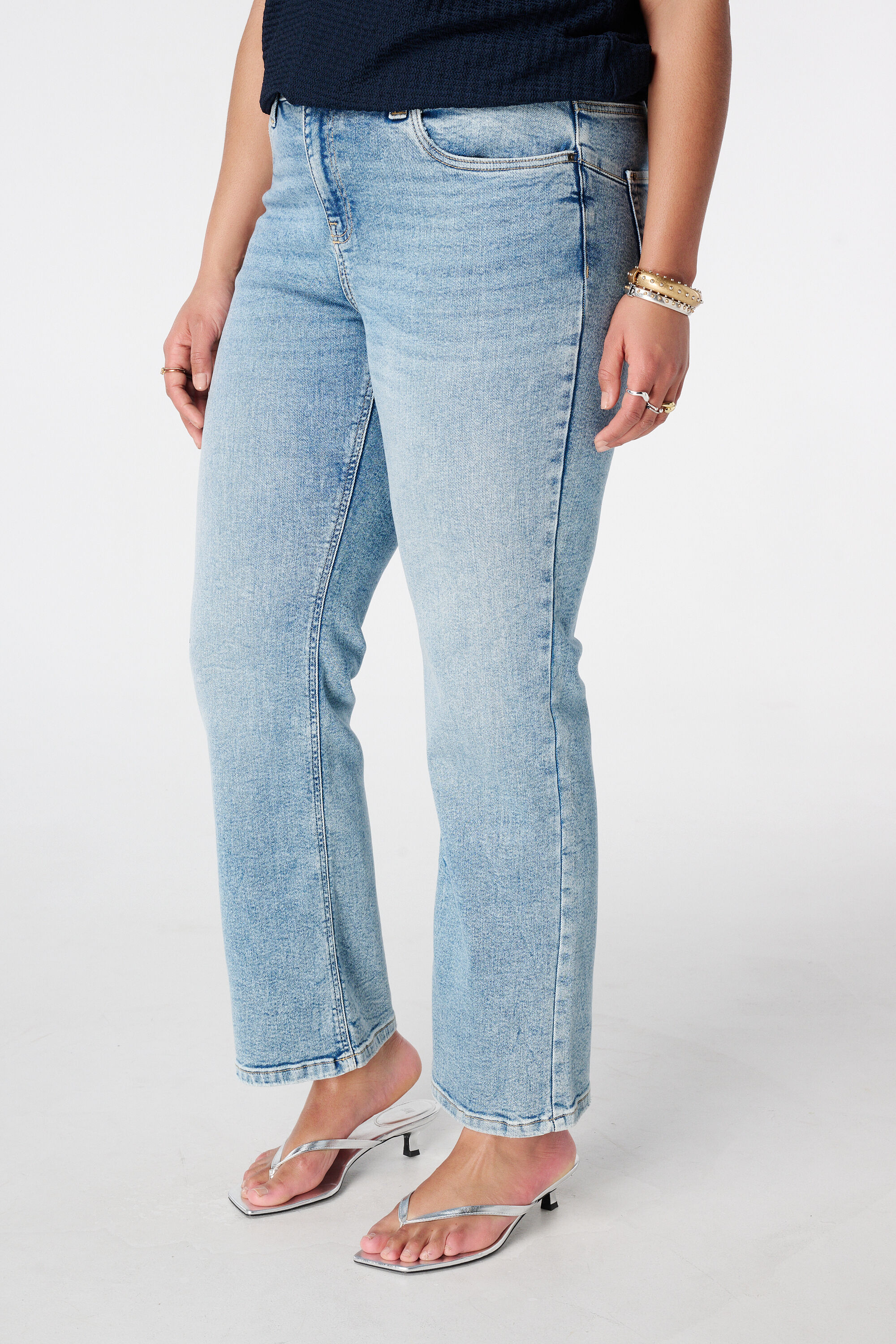 Straight Leg Jeans mit mittelhohem Bund image number 5