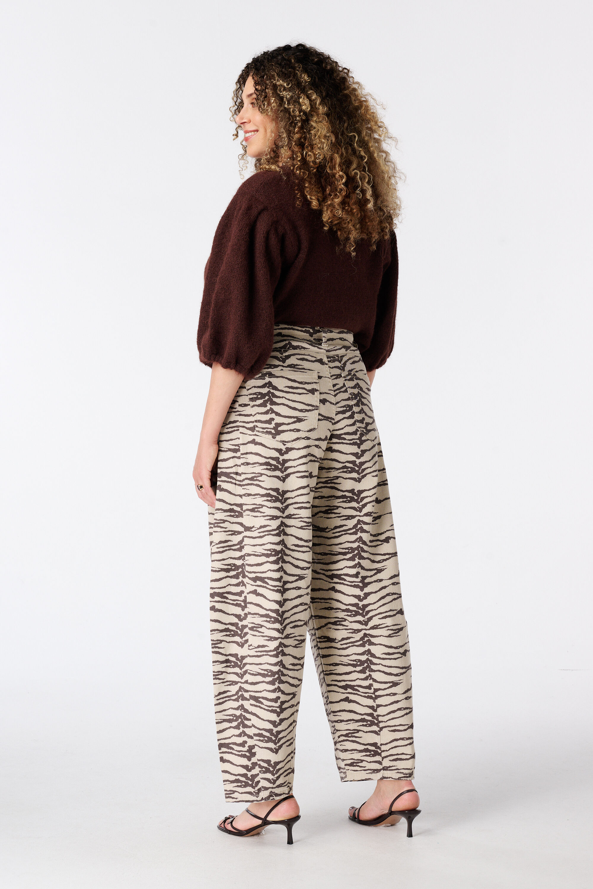 Barrel Jeans mit Zebra-Print image number 3