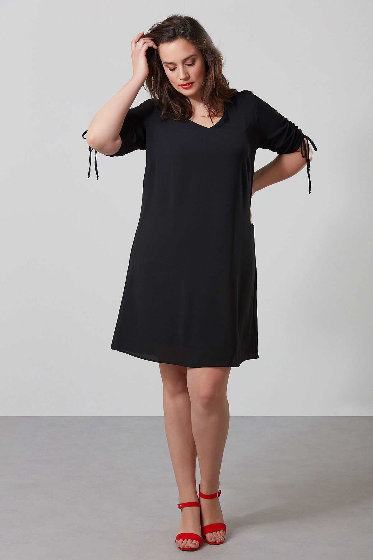 Einfarbiges Kleid mit Tunnelzug image number 3