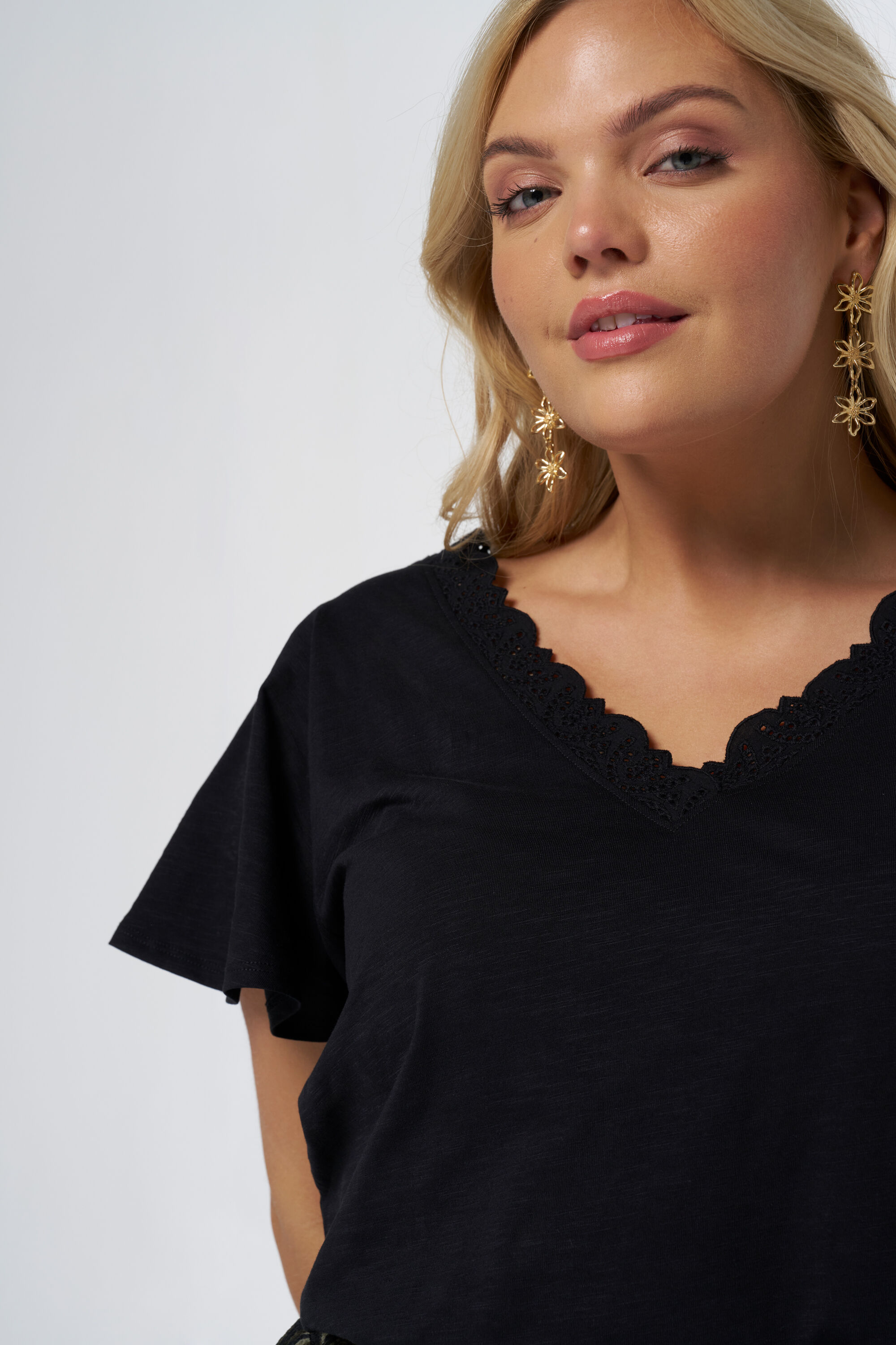 Top mit Stickereien image number 4