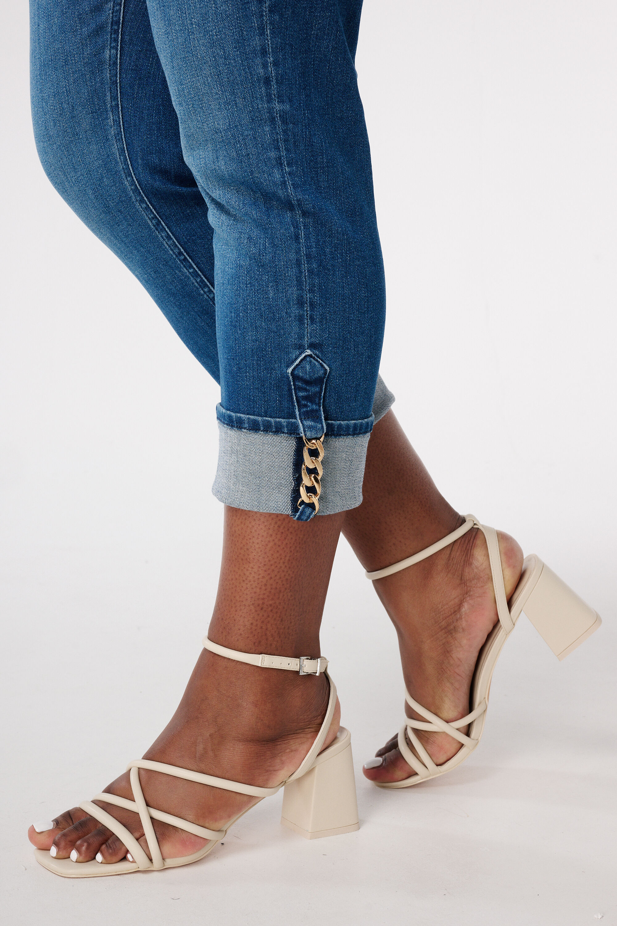 Capri-Jeans mit umgekrempeltem Bein image number 4