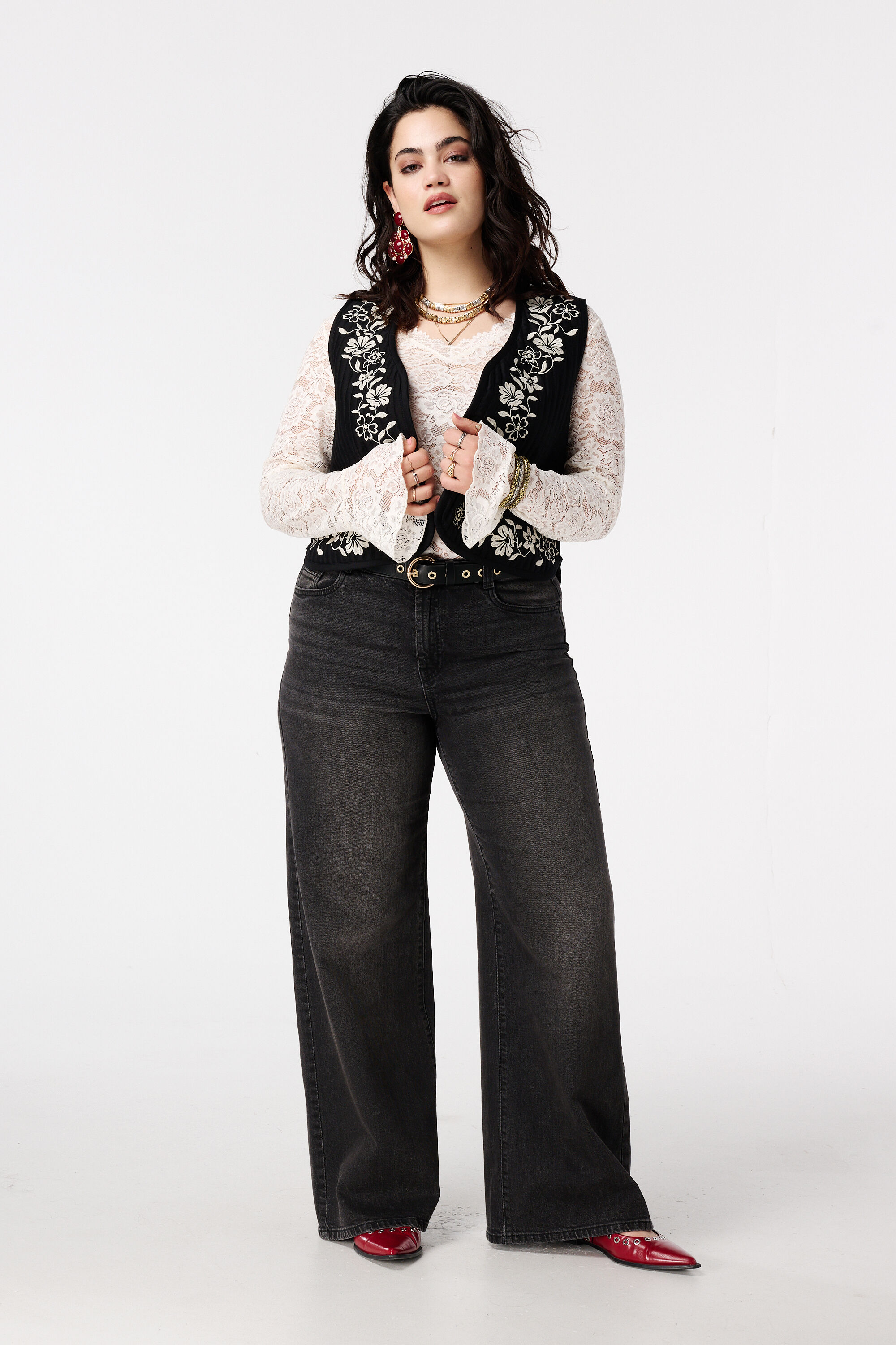 Strickjacke mit Stickerei image number 5