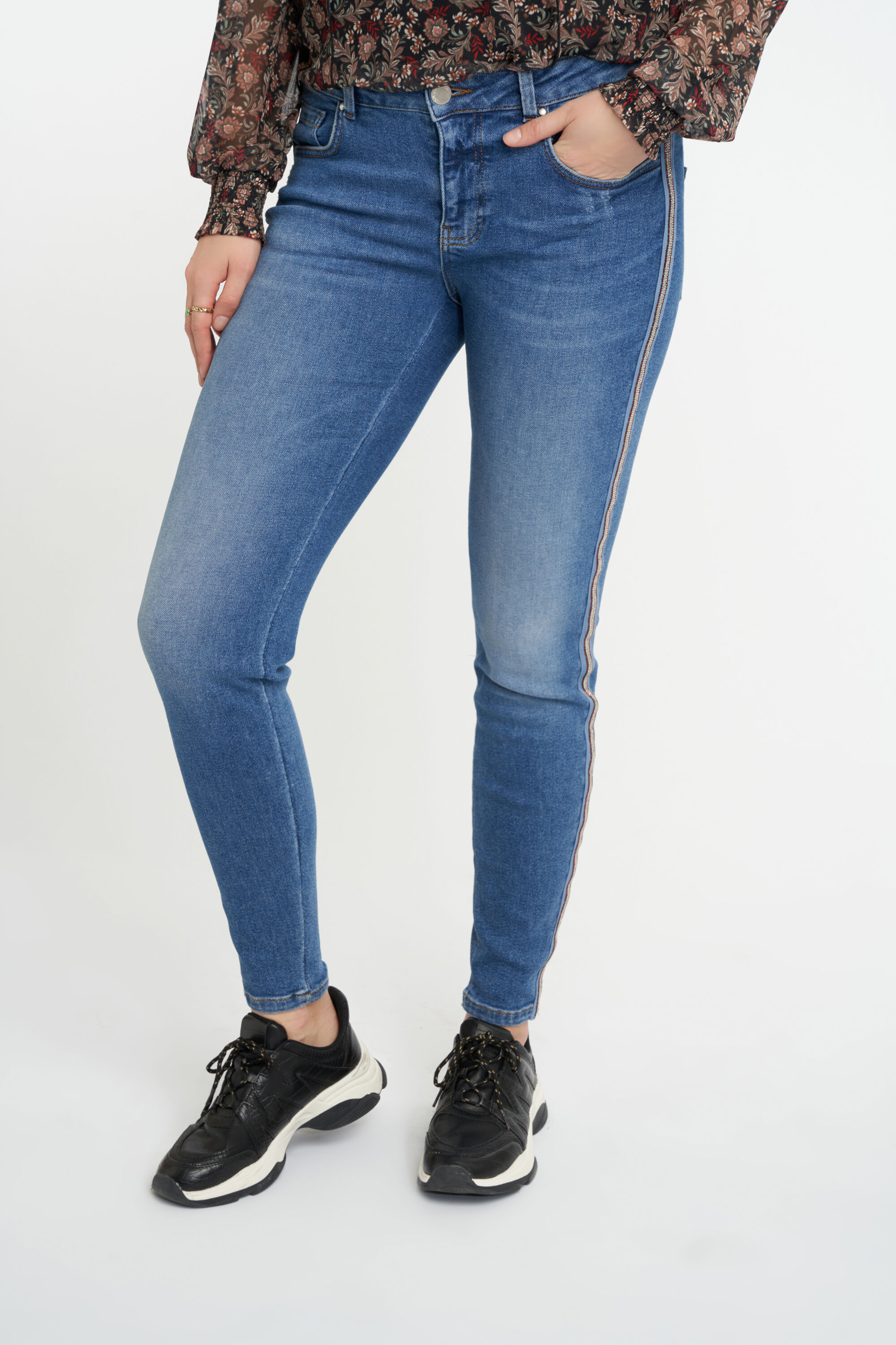 Jeans mit Seitendetail image number 4