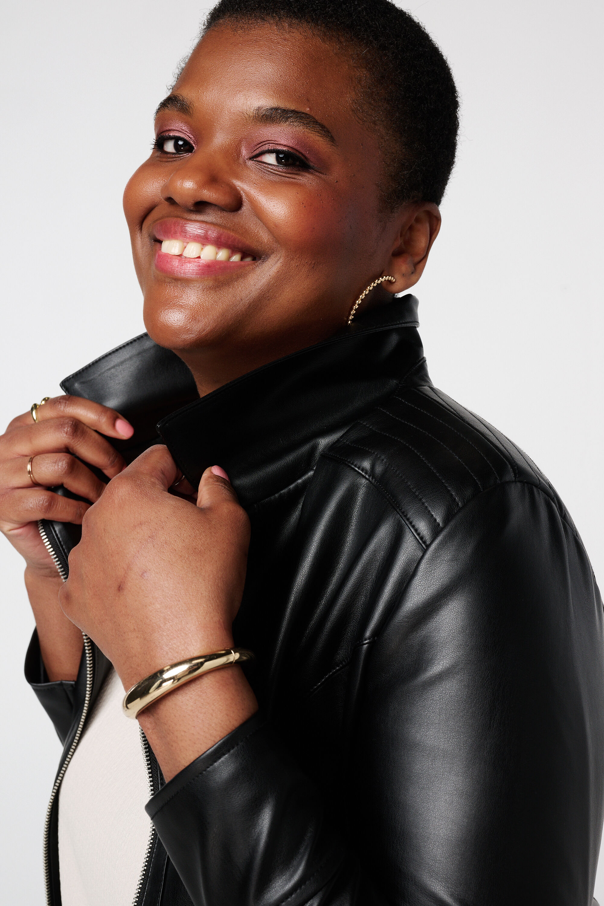 Elegante Lederlook-Jacke mit silbernen Akzenten image number 4