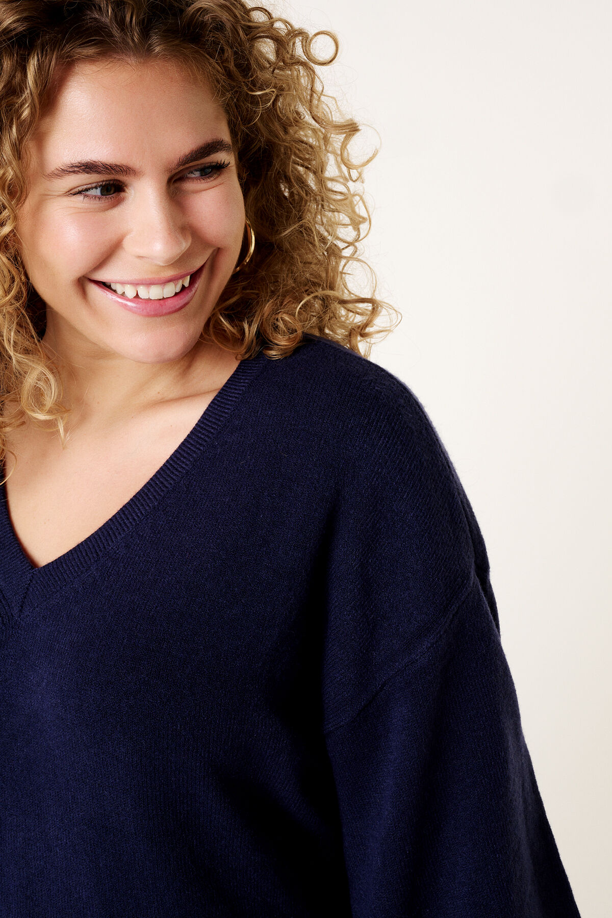 Feinstrick-Pullover mit V-Ausschnitt  image number 4