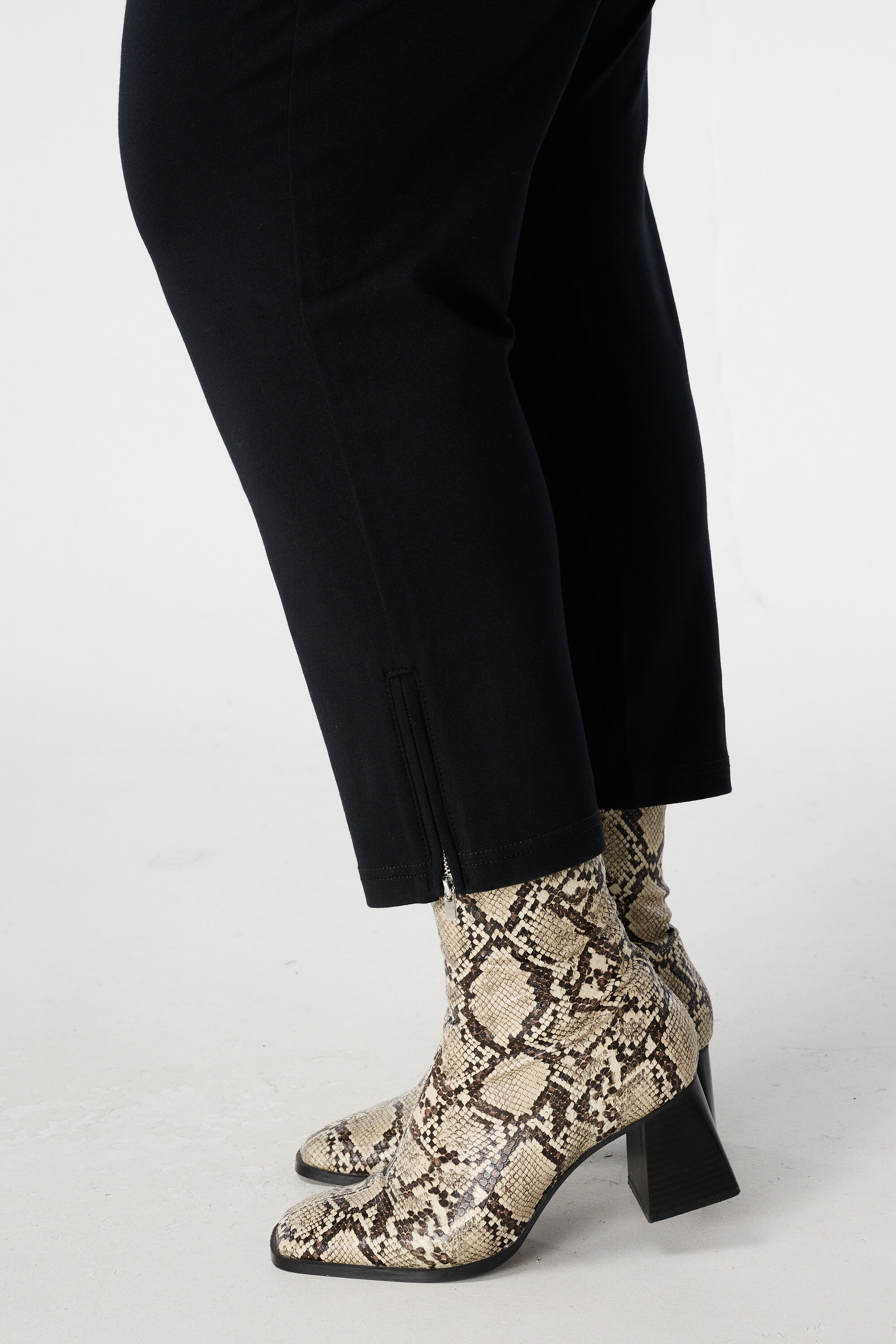 Hose mit elastischem Bund image number 4