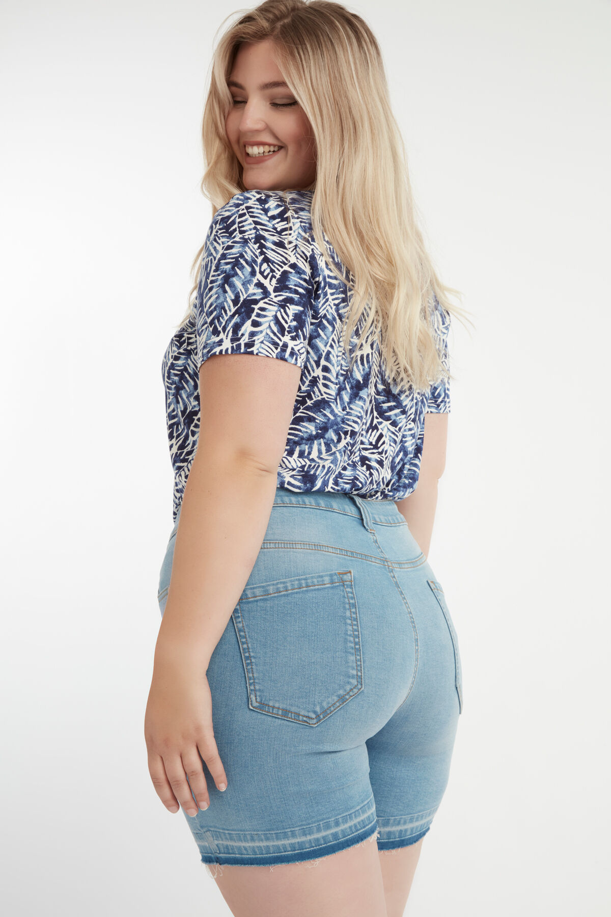 Denim-Shorts mit ausgefranstem Saum image number 3