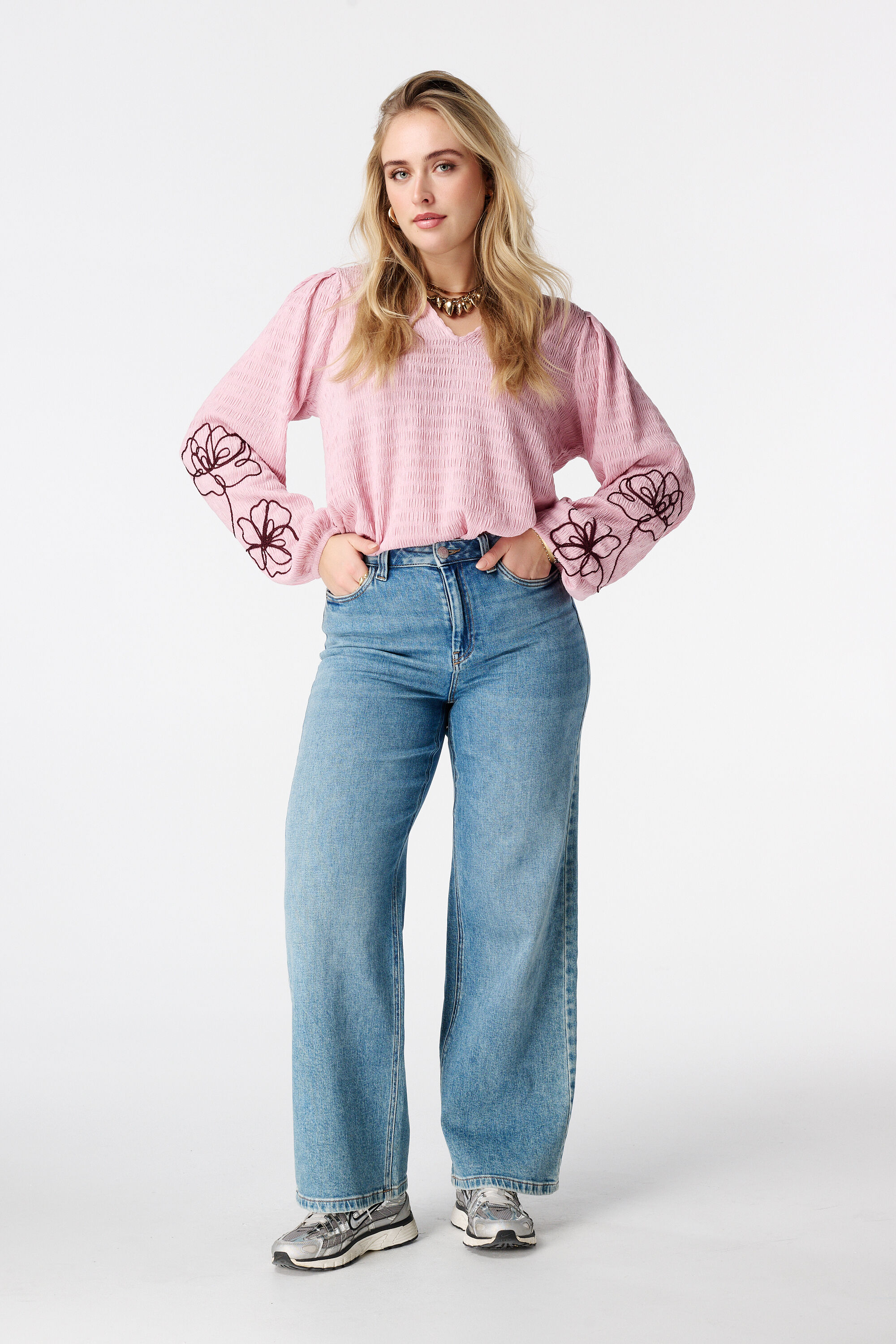 Bluse mit Stickerei image number 5