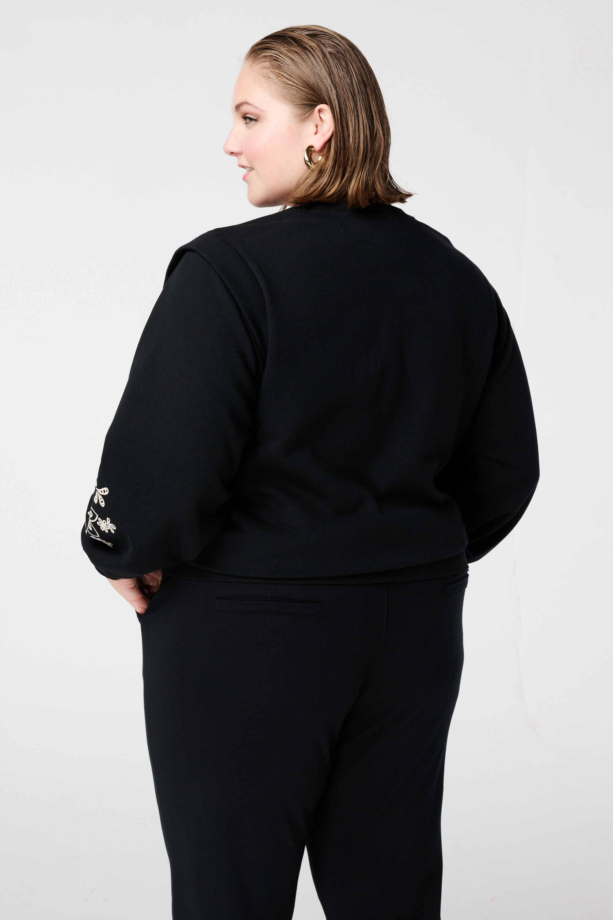 Sweatshirt mit durchbrochener Stickerei image number 3