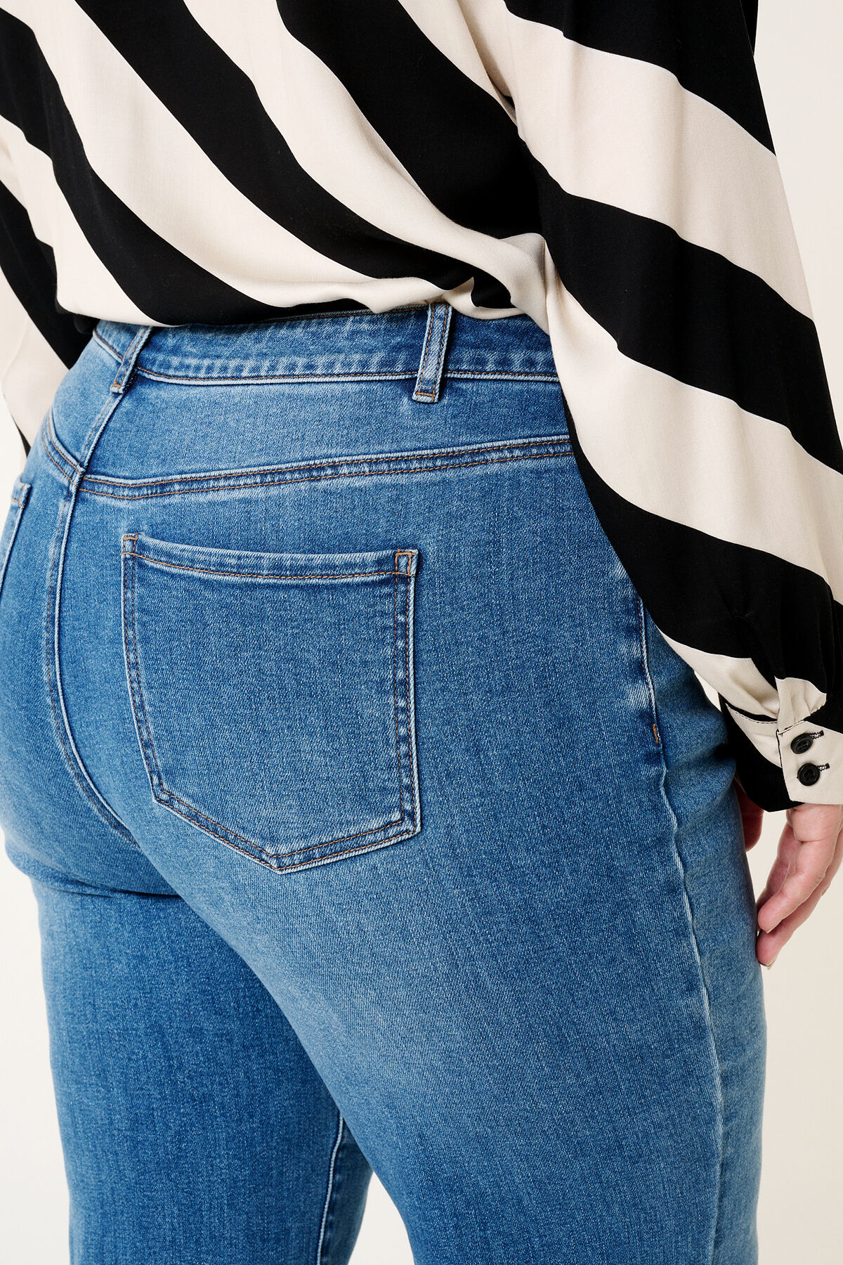 Loose-Leg-Jeans image number 4