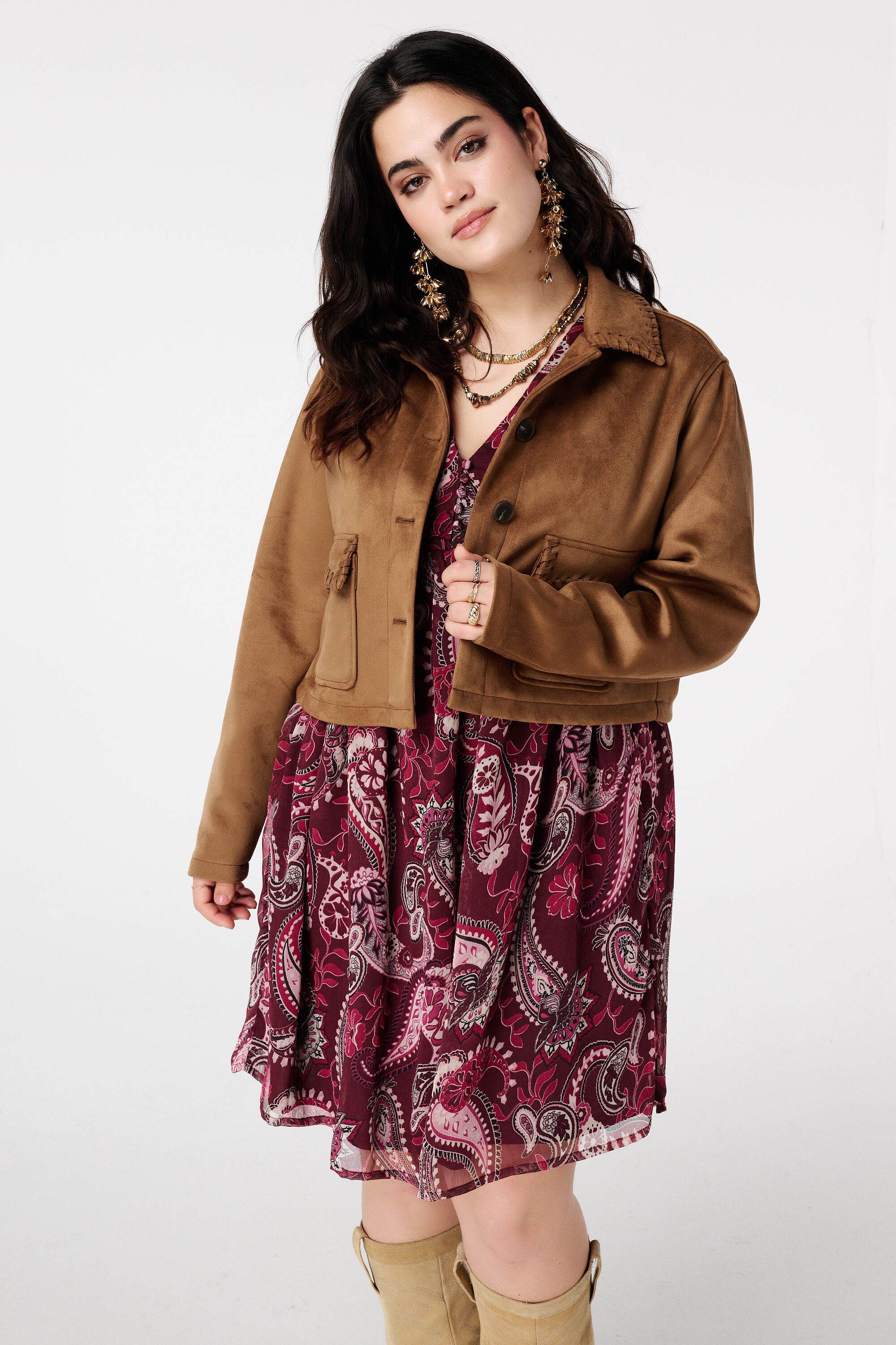 Kurze Jacke in Wildlederoptik mit Ziern&auml;hten