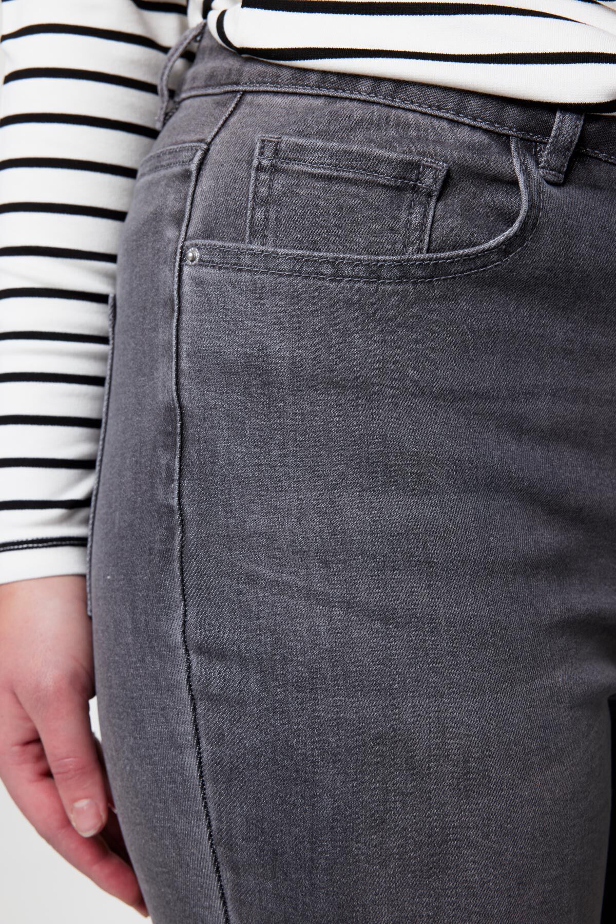 Loose-Leg-Jeans image number 4