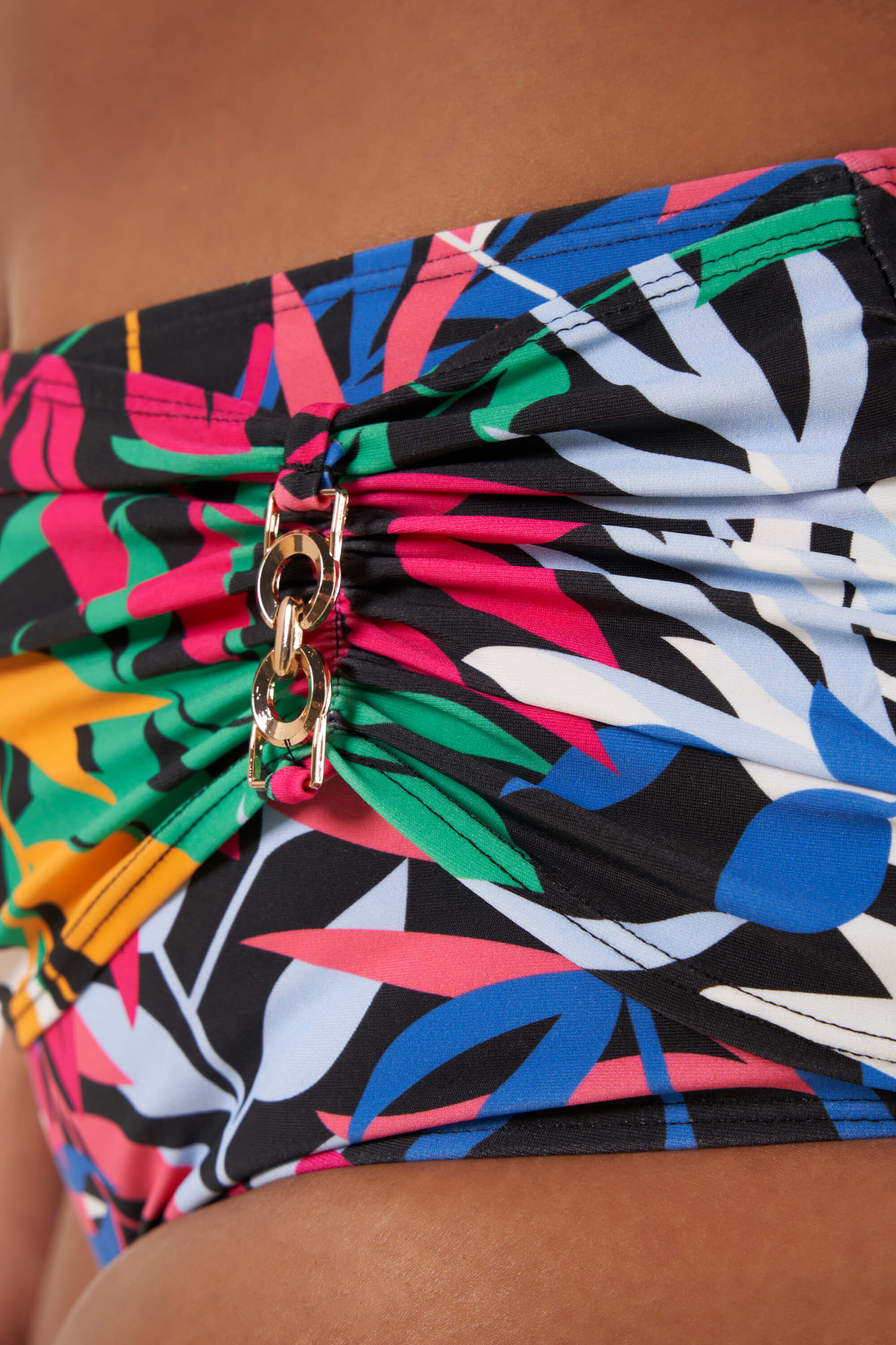 Bikinislip mit Crossover und Metall-Details  image number 5