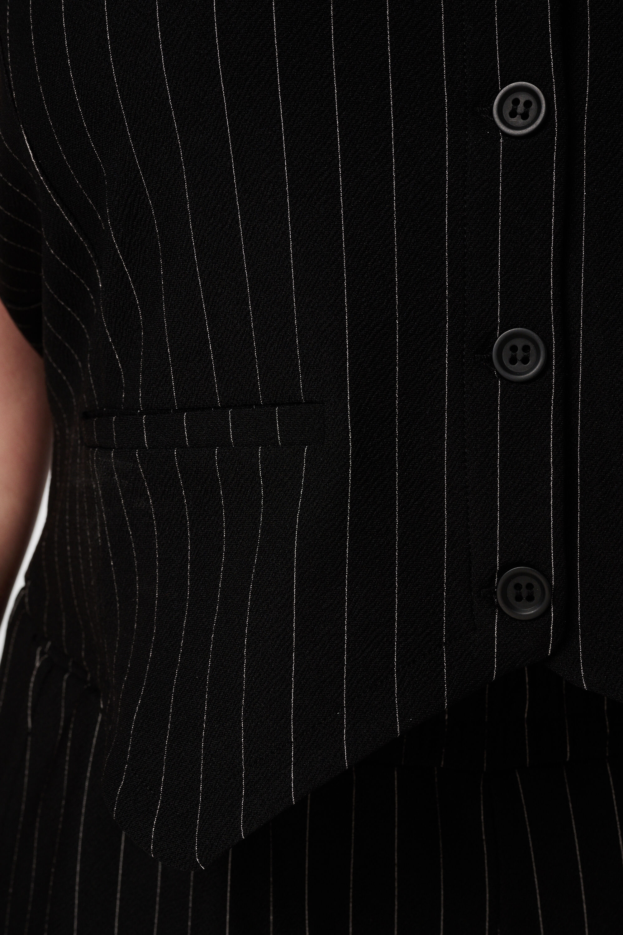 Strickjacke mit Nadelstreifen und Knopfverschluss image number 6