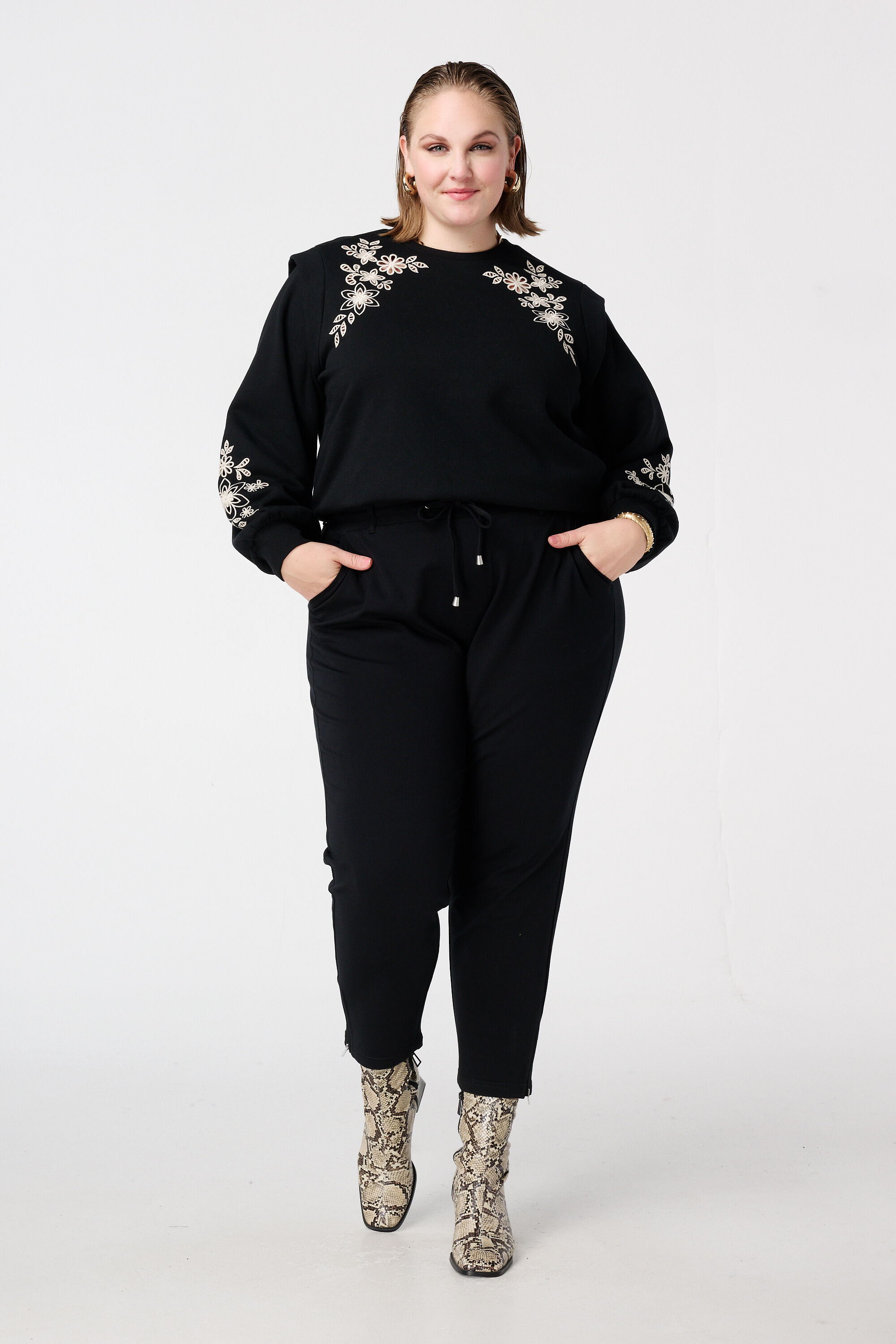 Sweatshirt mit durchbrochener Stickerei image number 5