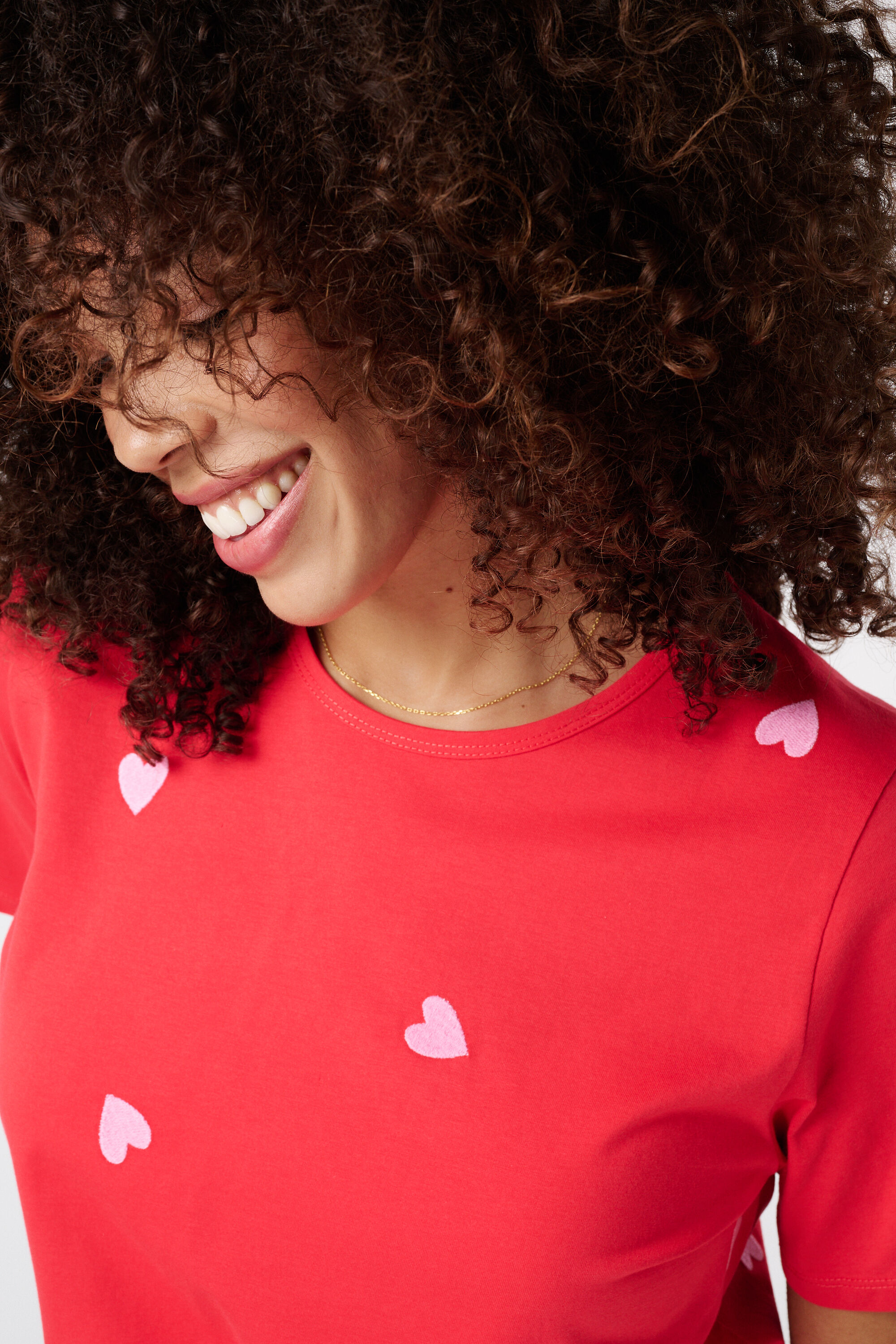 T-Shirt mit aufgestickten Herzen image number 4