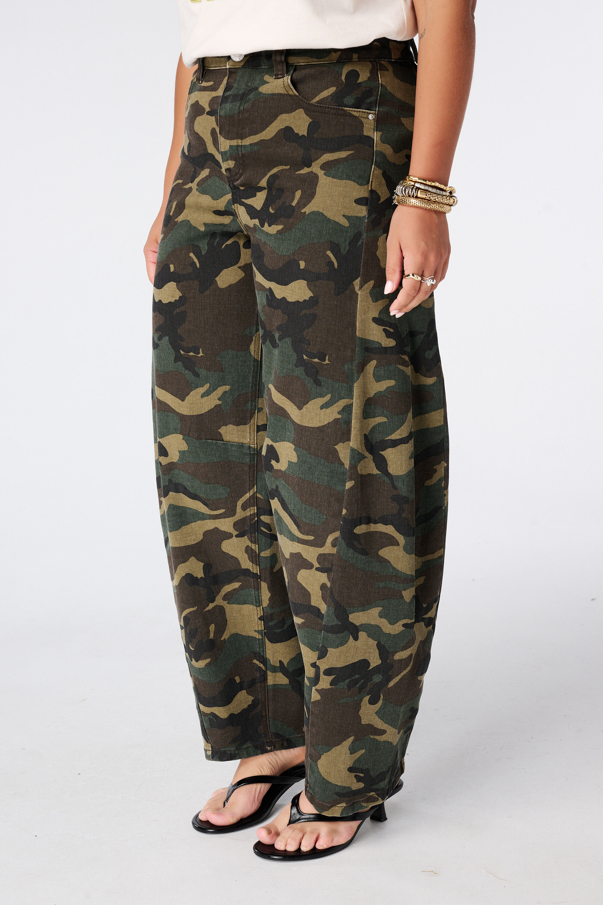 Balloon Jeans mit Camouflage Muster image number 5