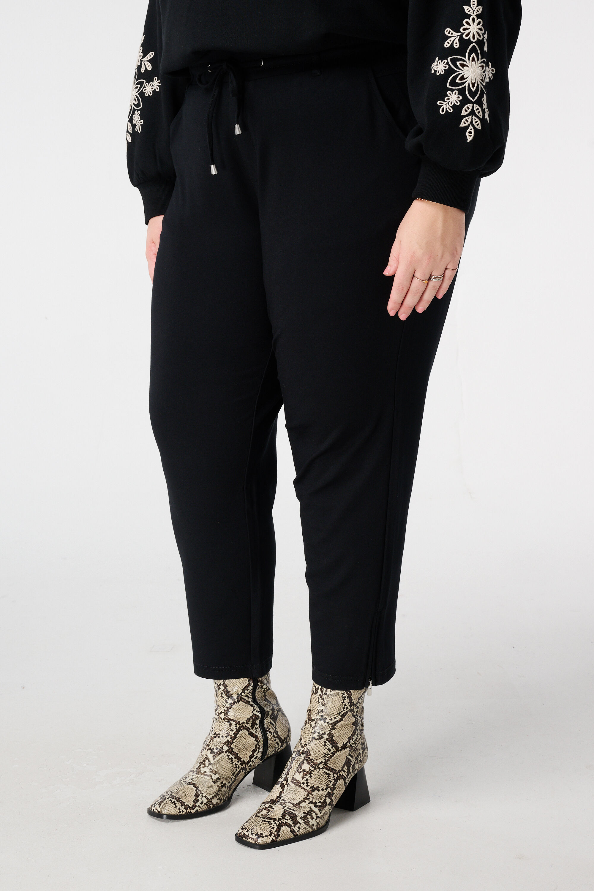 Hose mit elastischem Bund image number 5