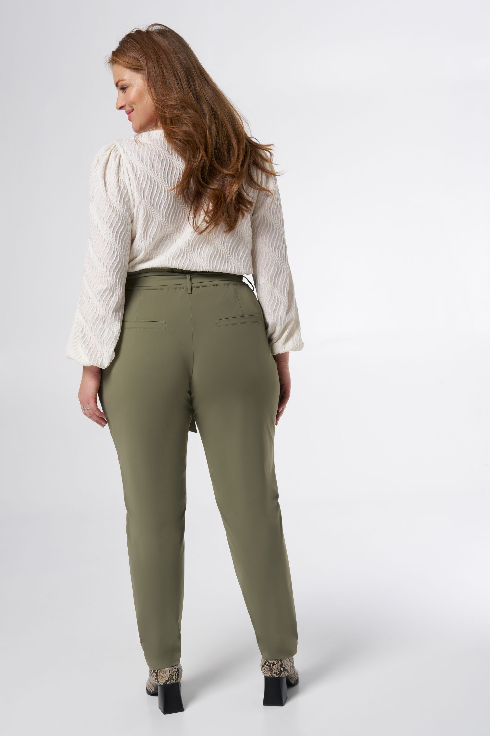 Paperbag-Hose mit Stretch image number 3