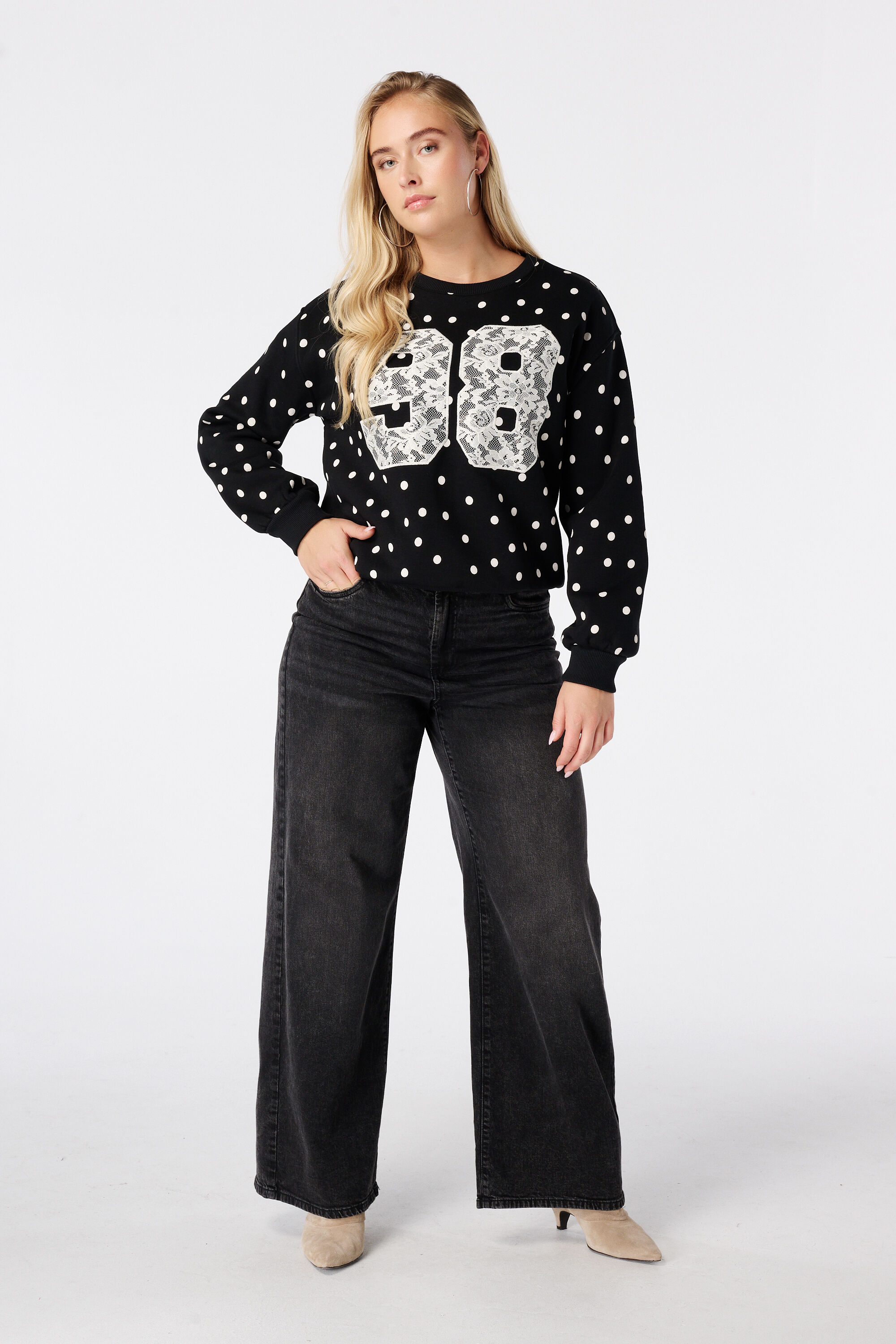Sweatshirt mit Punkten und Spitze image number 5