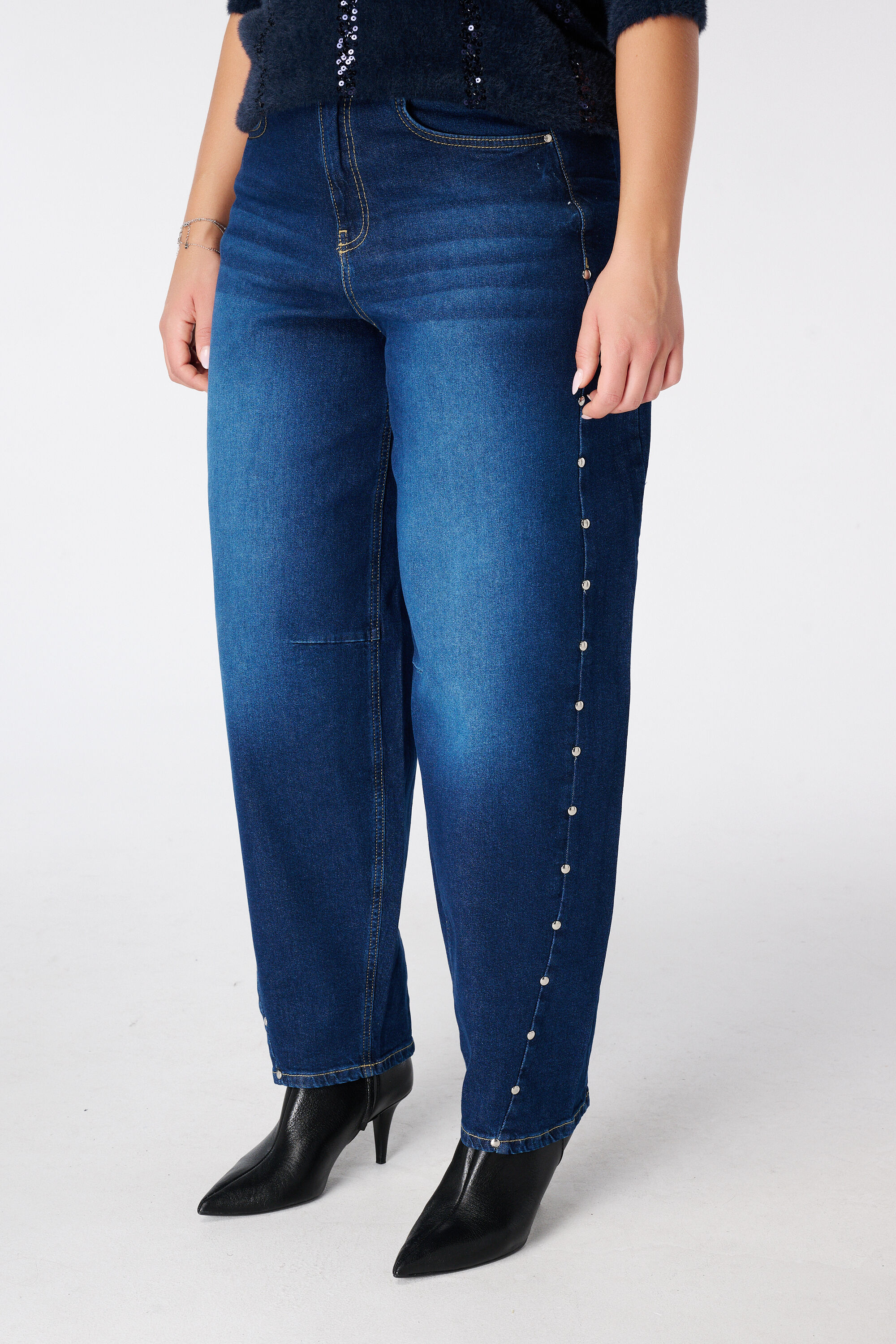 Barrel-Jeans mit Nieten image number 3