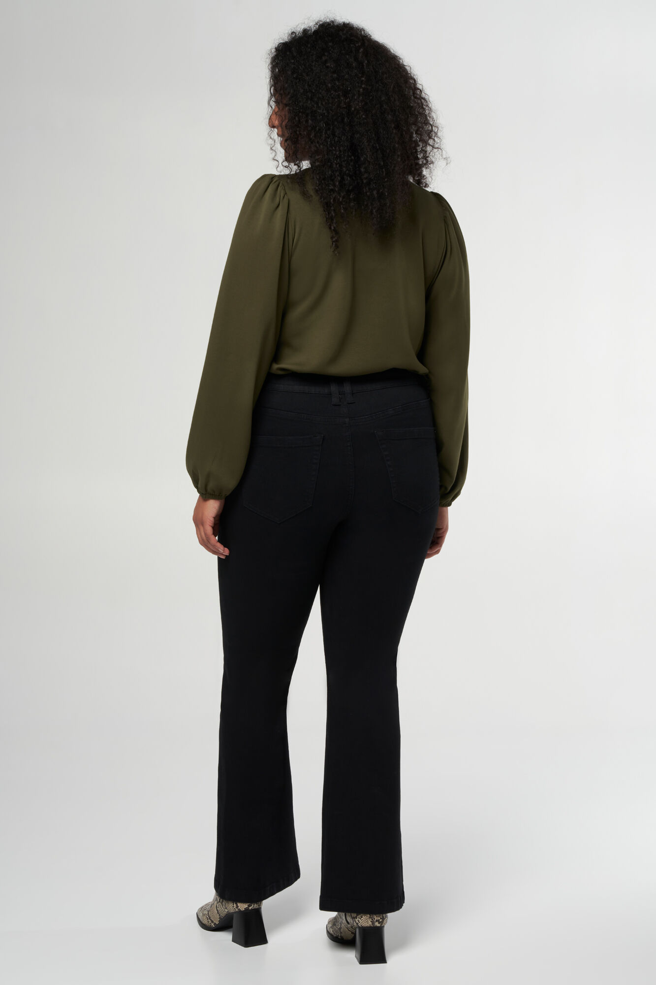 Jeans mit ausgestelltem Bein JASMIN image number 3