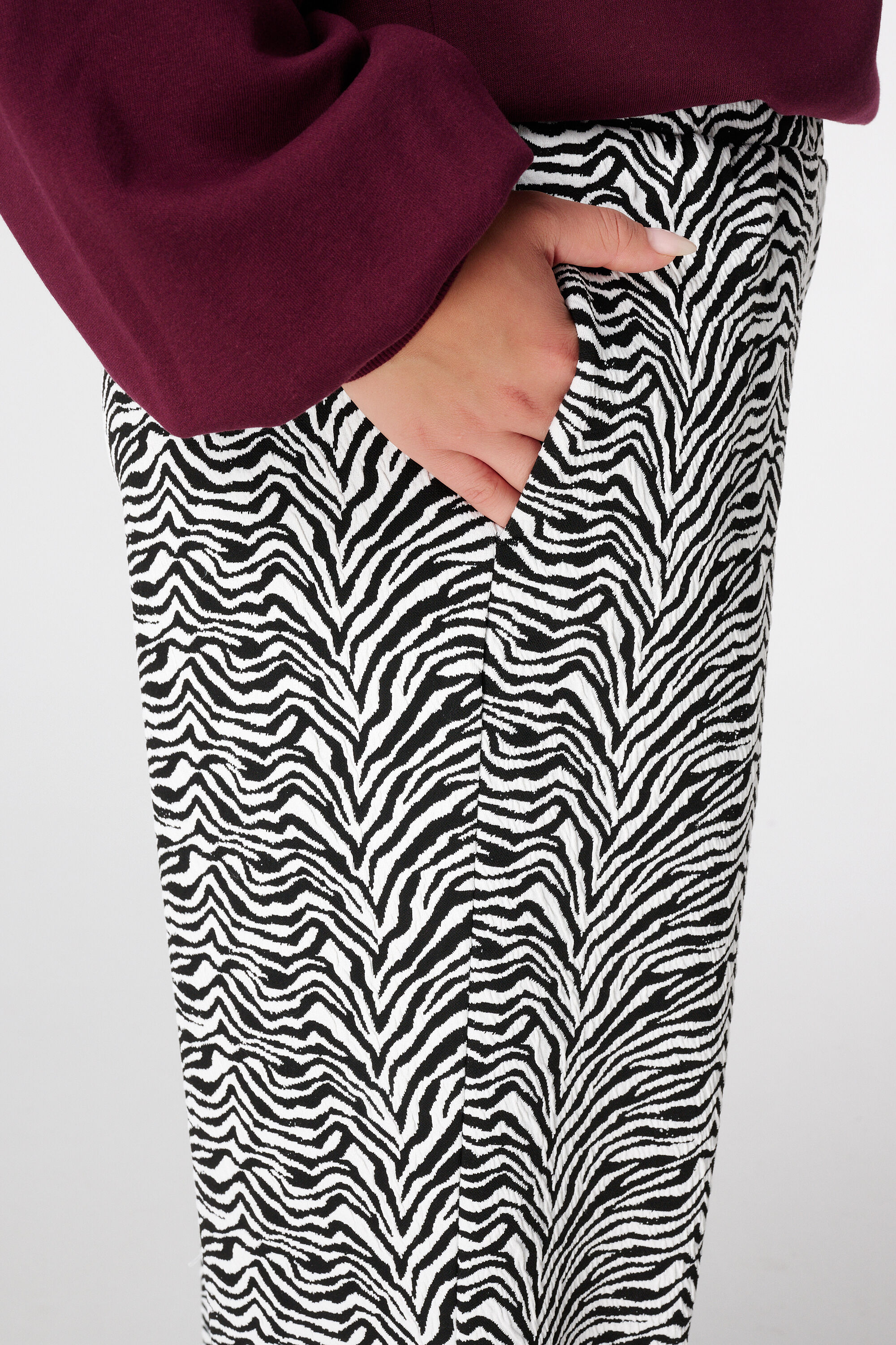 Weite Hose mit Zebra-Print image number 4