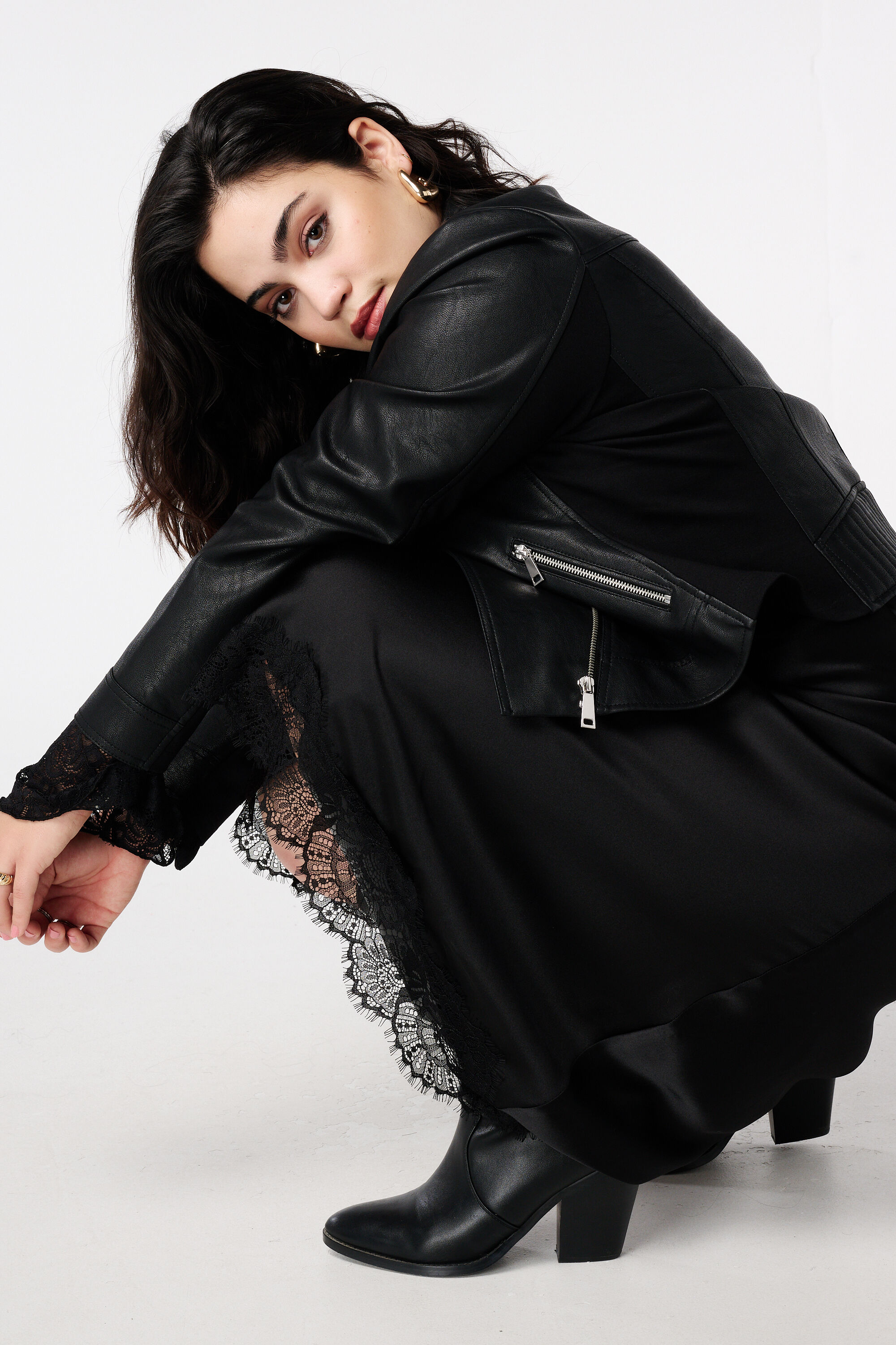 Rock mit Satinoptik und Spitzen-Detail image number 6