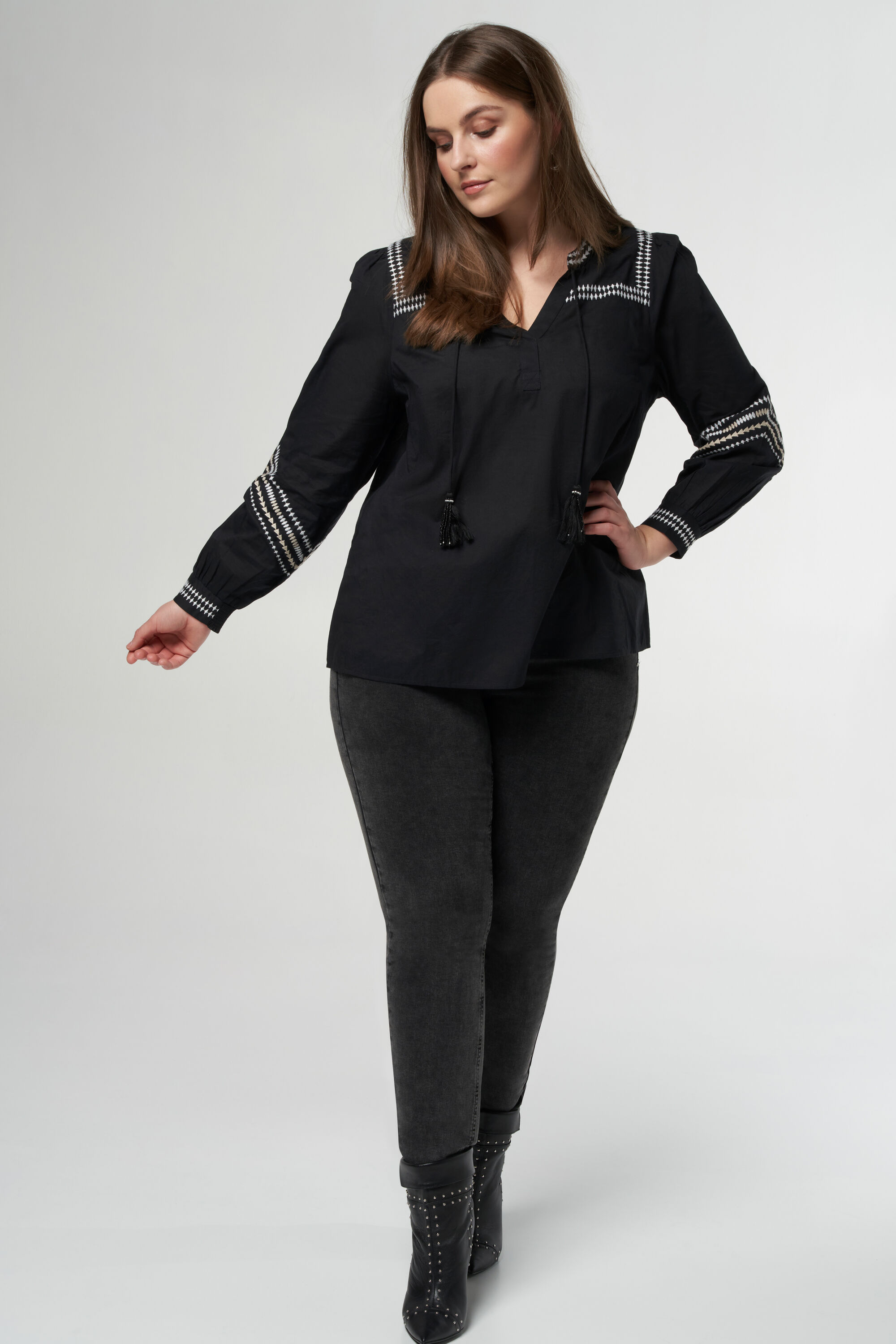 Bluse mit Stickerei image number 5