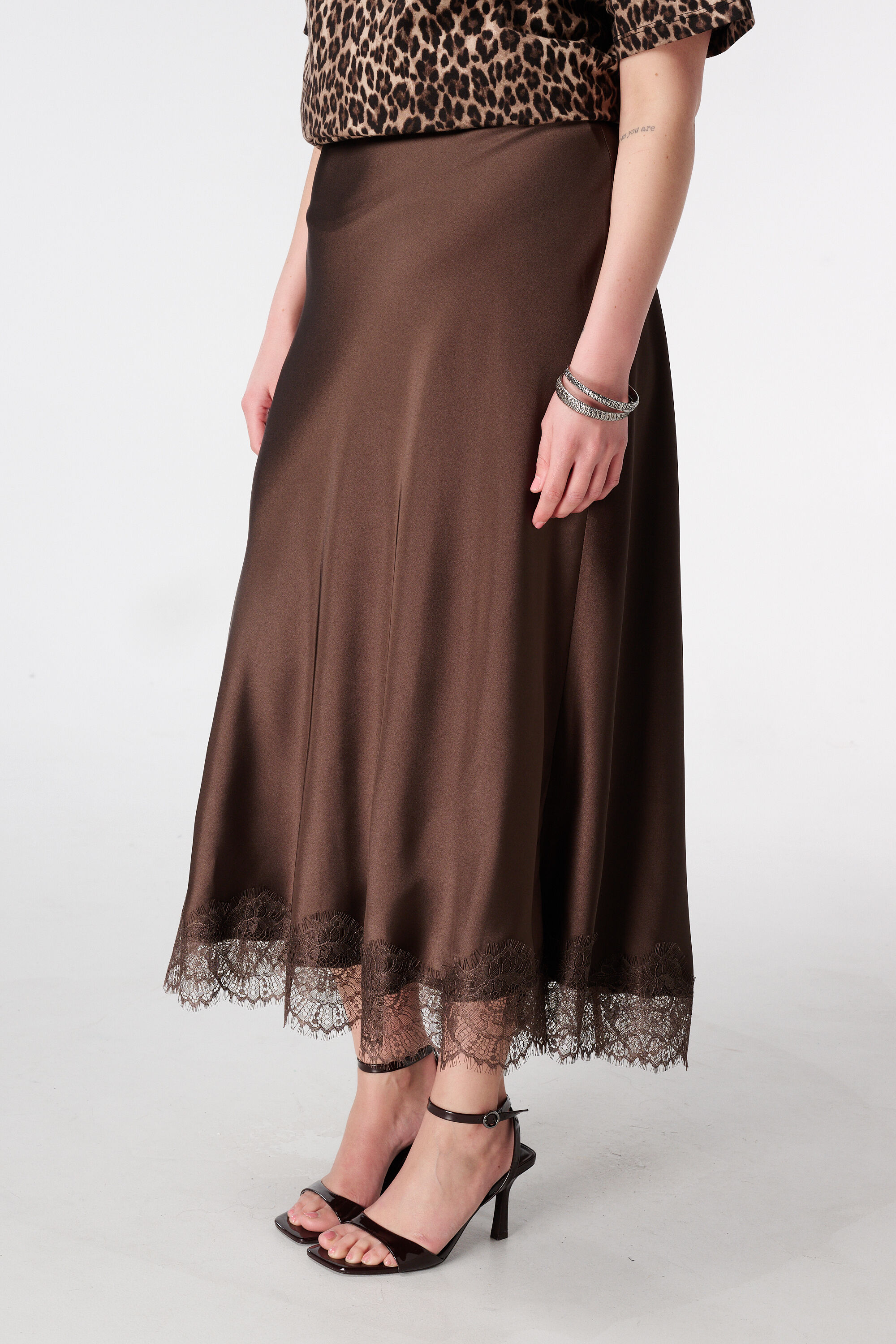 Rock mit Satinoptik und Spitzen-Detail image number 5