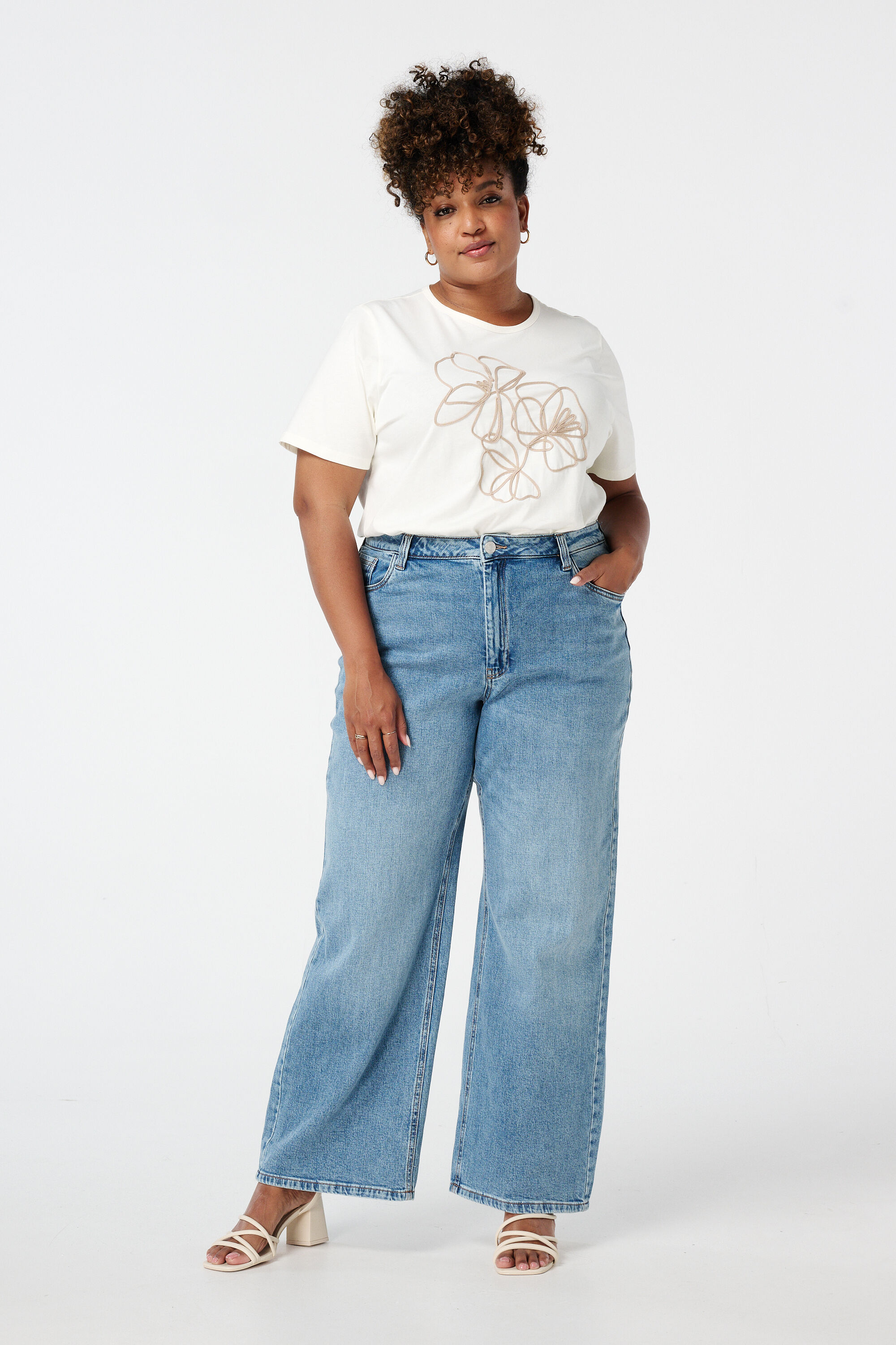 T-Shirt mit Stickerei image number 5