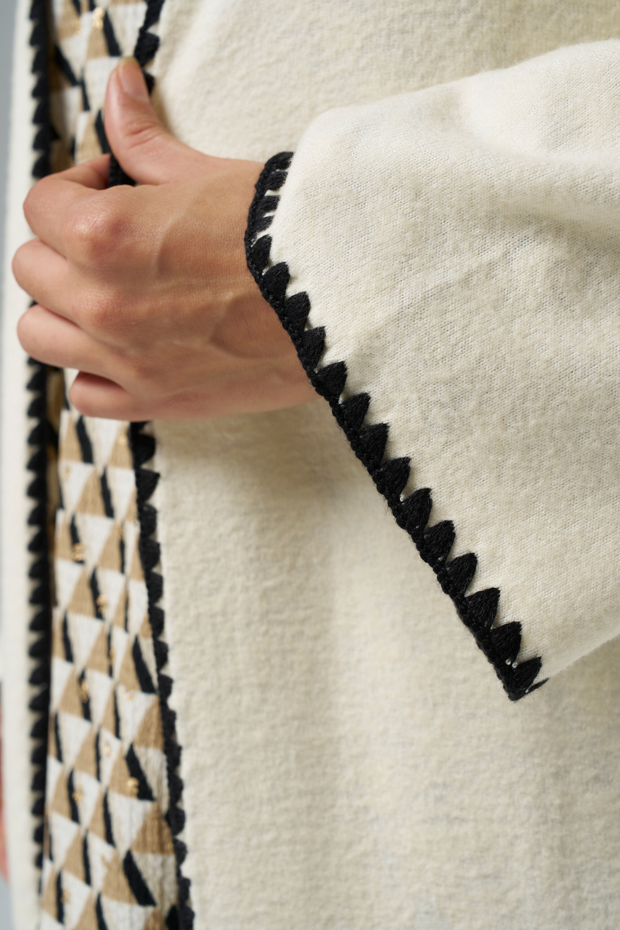 Cardigan mit Kontraststreifen image number 4