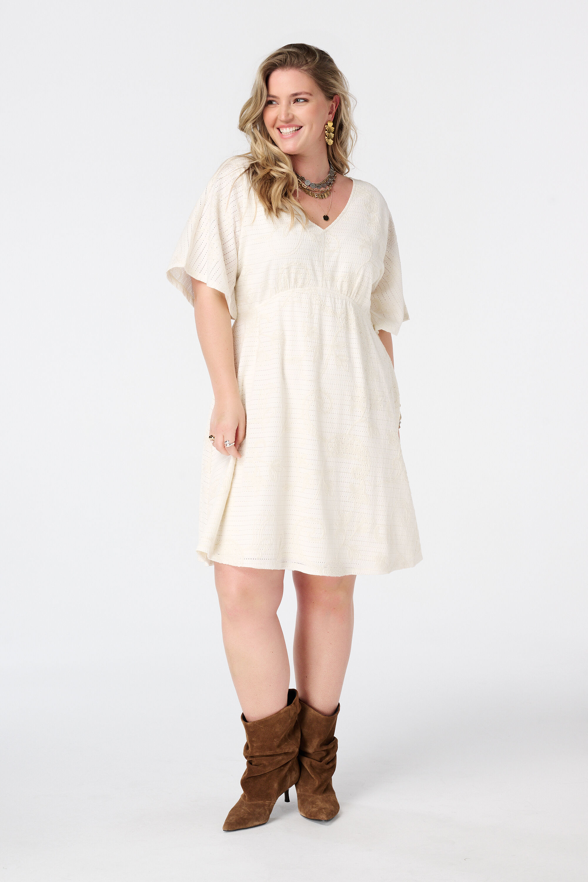 Kurzes Kleid mit Schmetterlings&auml;rmeln