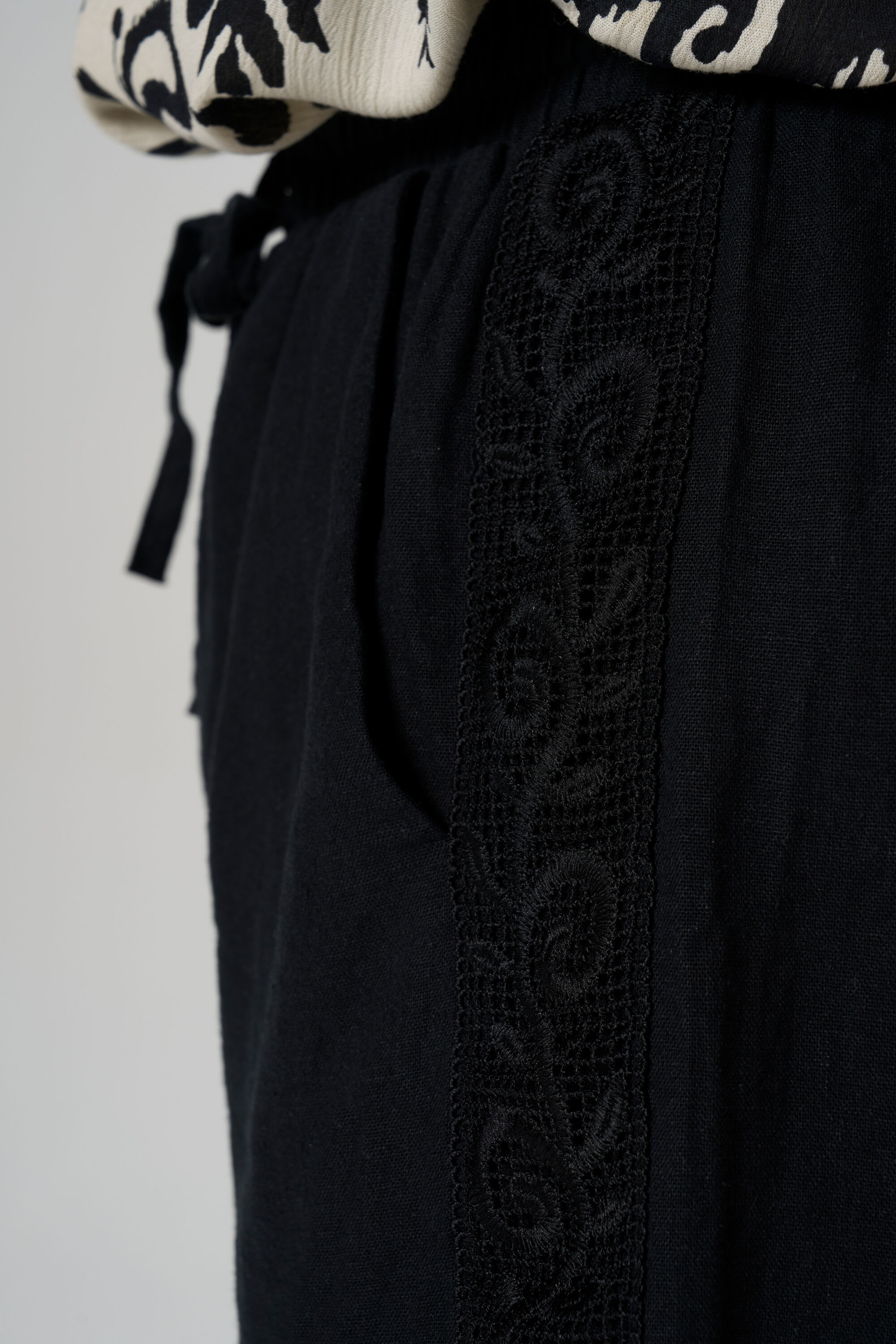 Taillierte Shorts image number 4