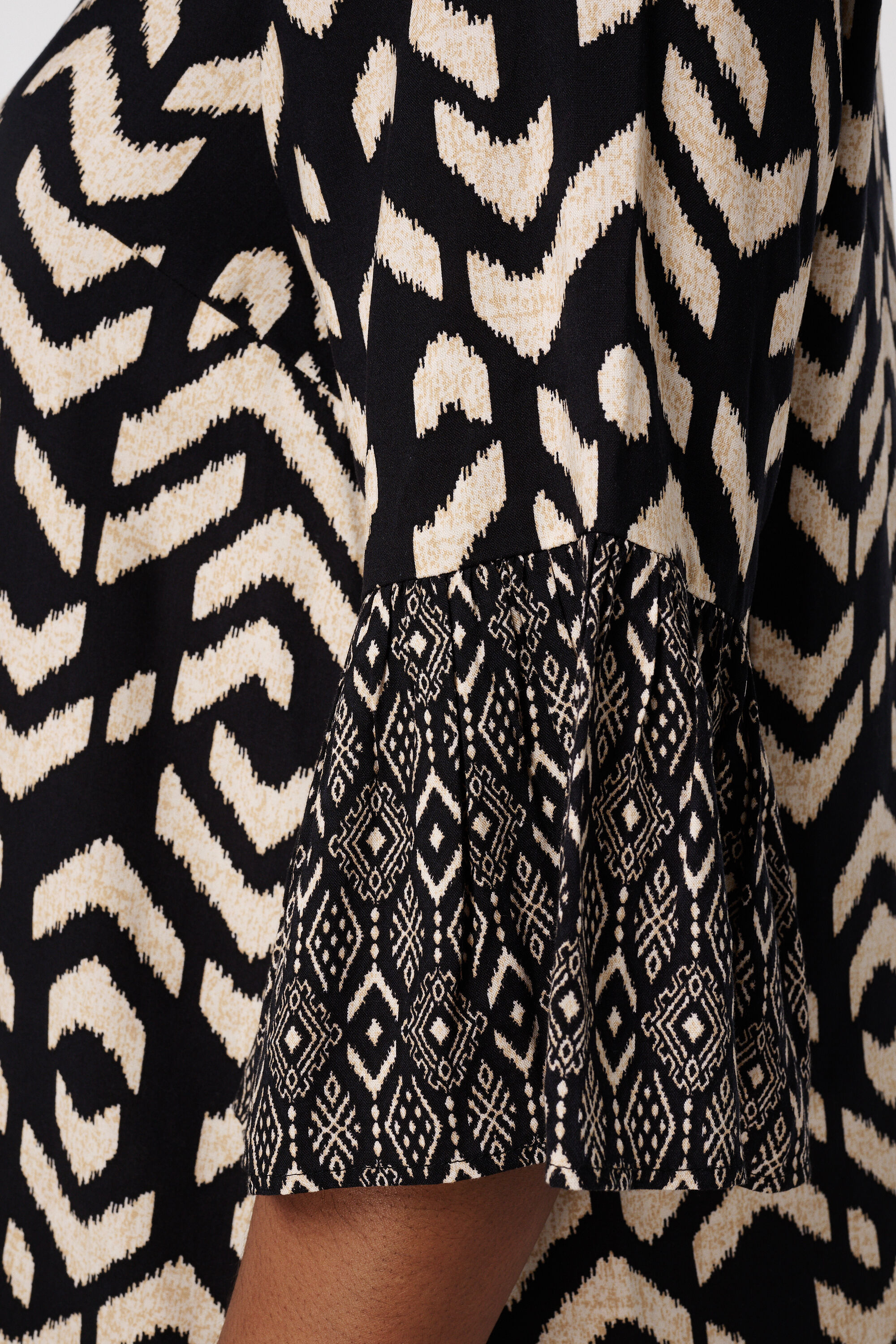 Luftiges Kleid mit Print  image number 6