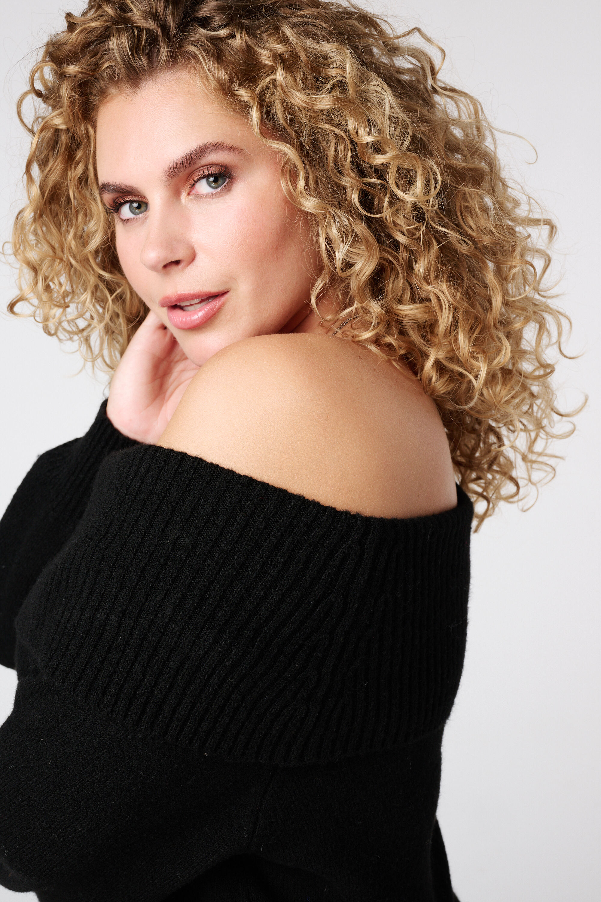 Strickkleid mit schulterfreiem Ausschnitt image number 4