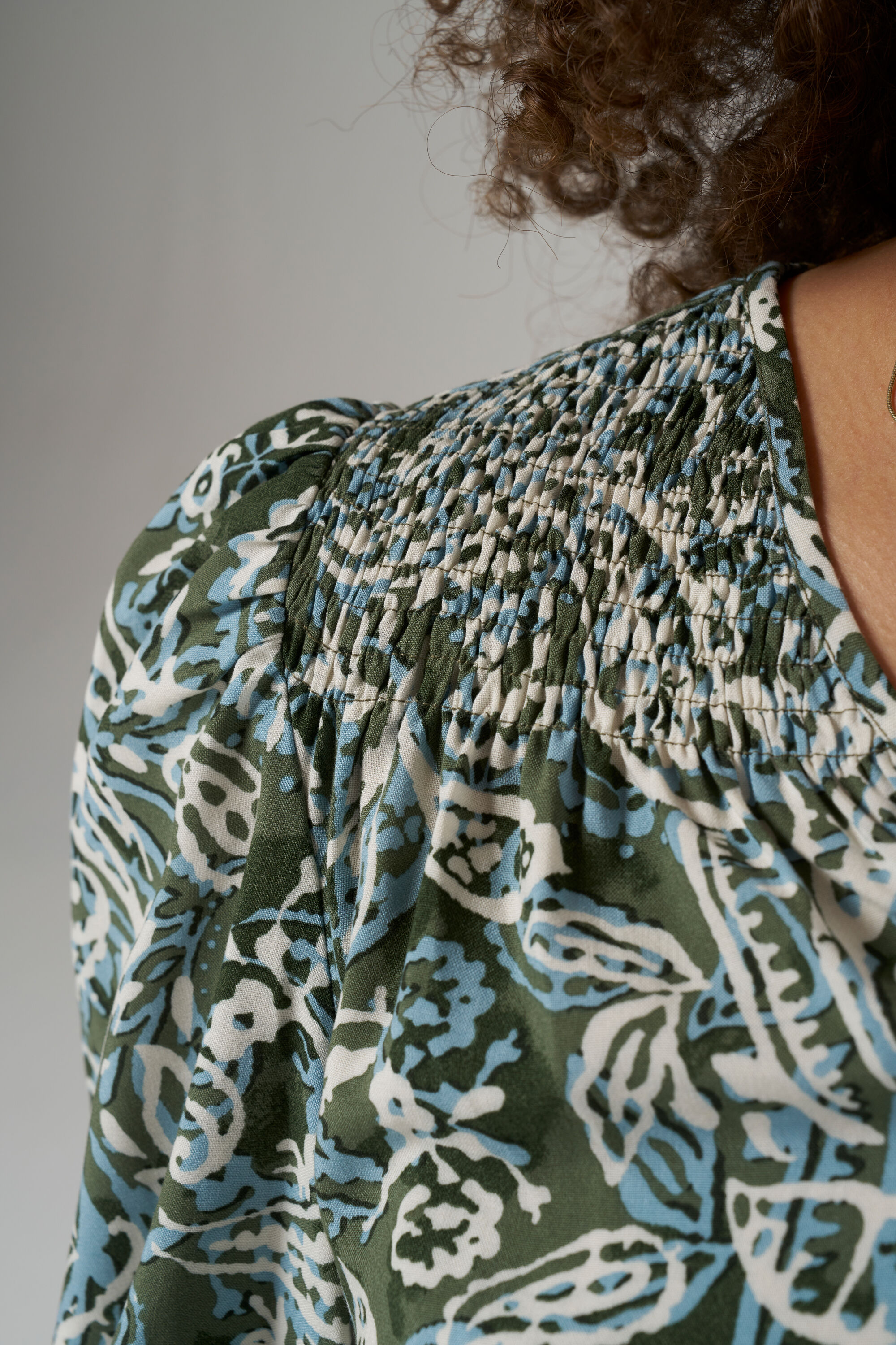 Bluse mit Smok-Verzierungen image number 4