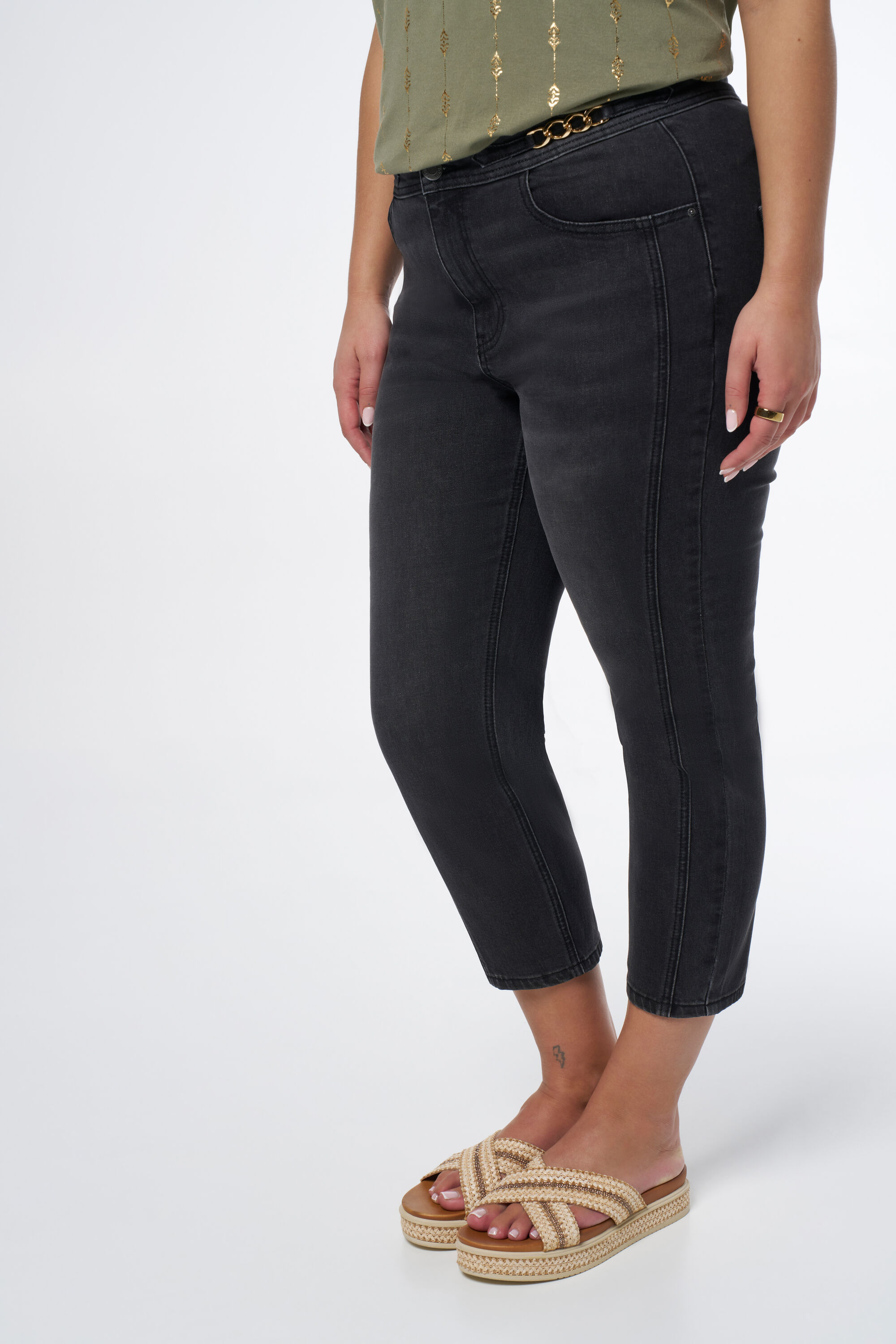 Jeans mit Kettendetails image number 5