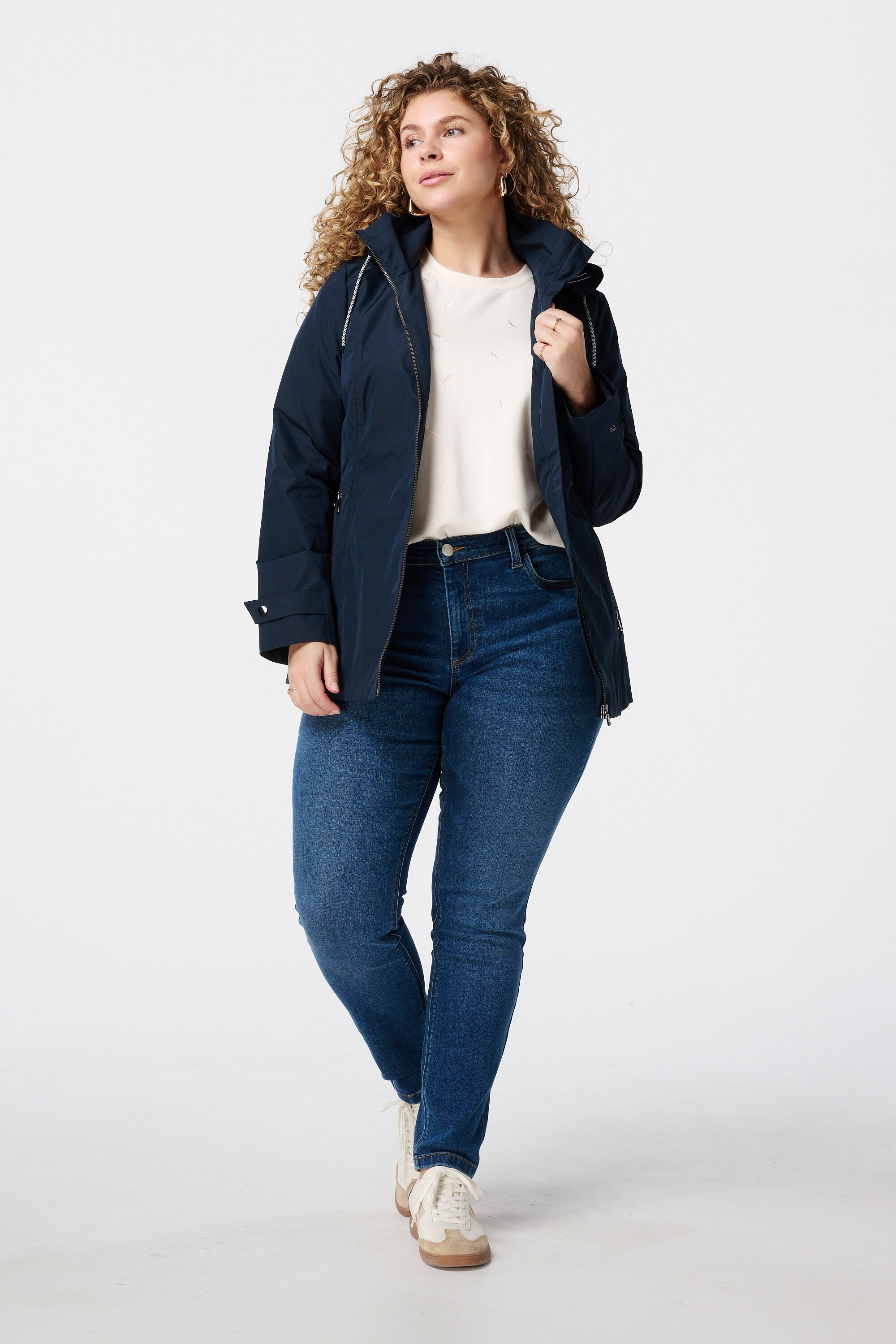 Regenmantel mit silbernen Verzierungen image number 5