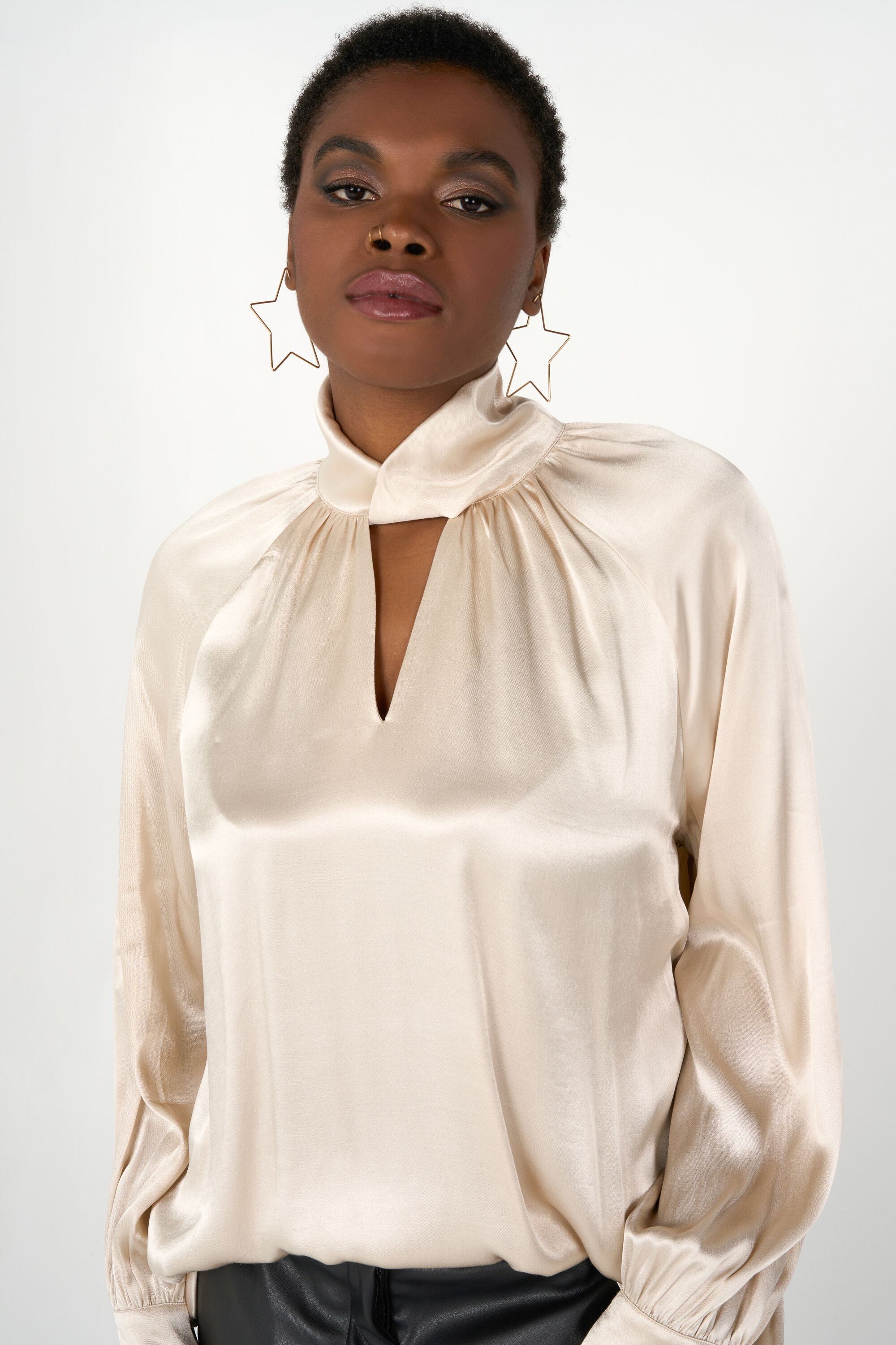 Satinbluse mit Details image number 5