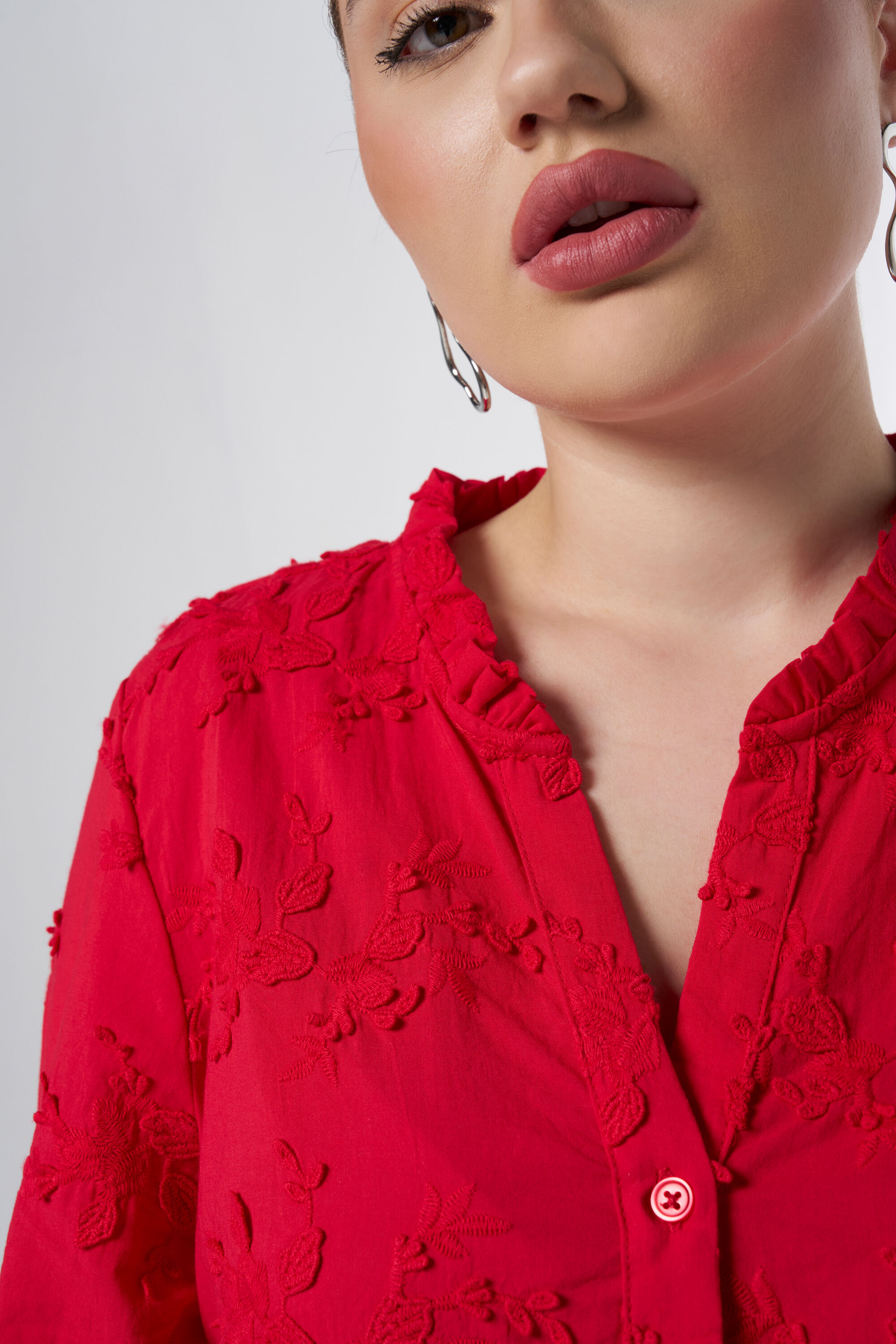 Bluse mit Stickerei image number 4