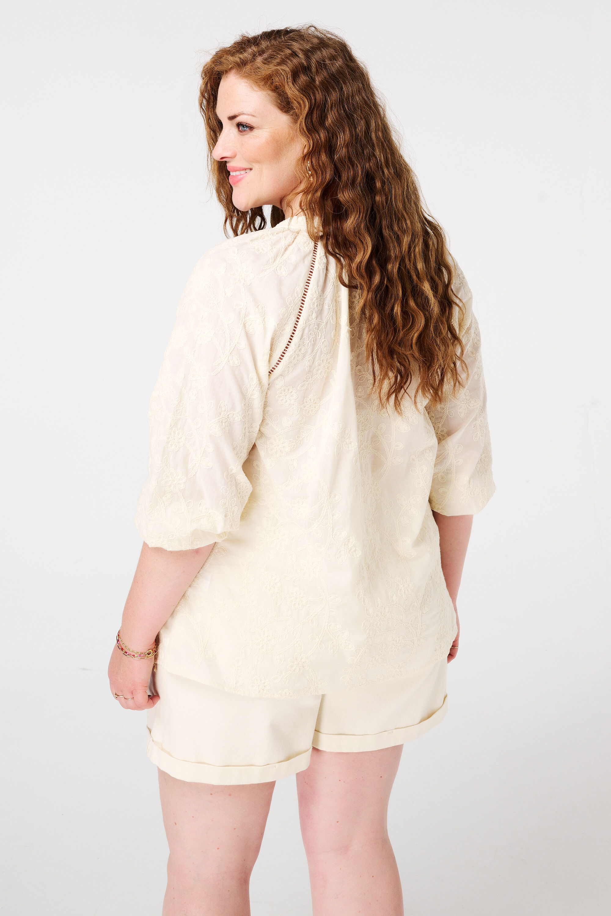 Bluse mit Stickerei  image number 3