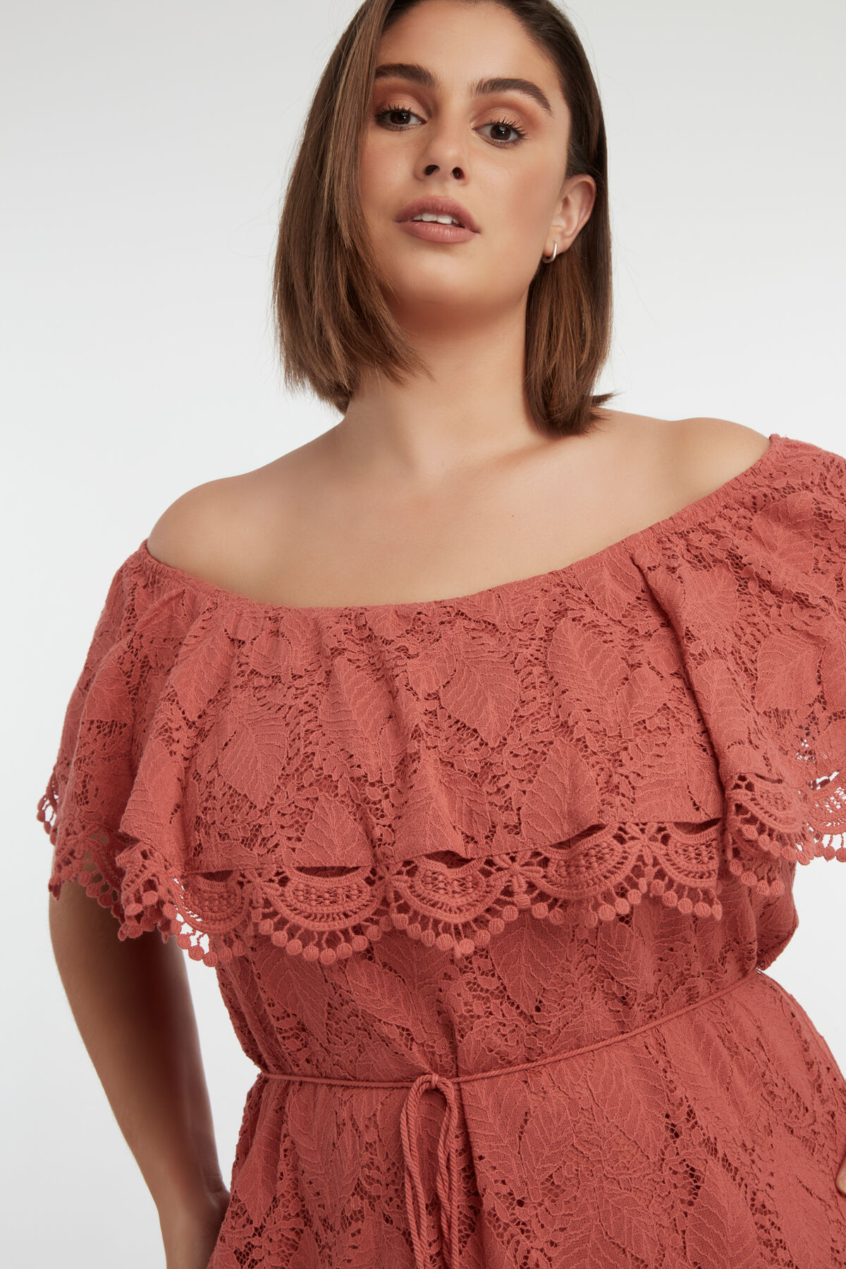 Schulterfreies Spitzen-Kleid image number 4