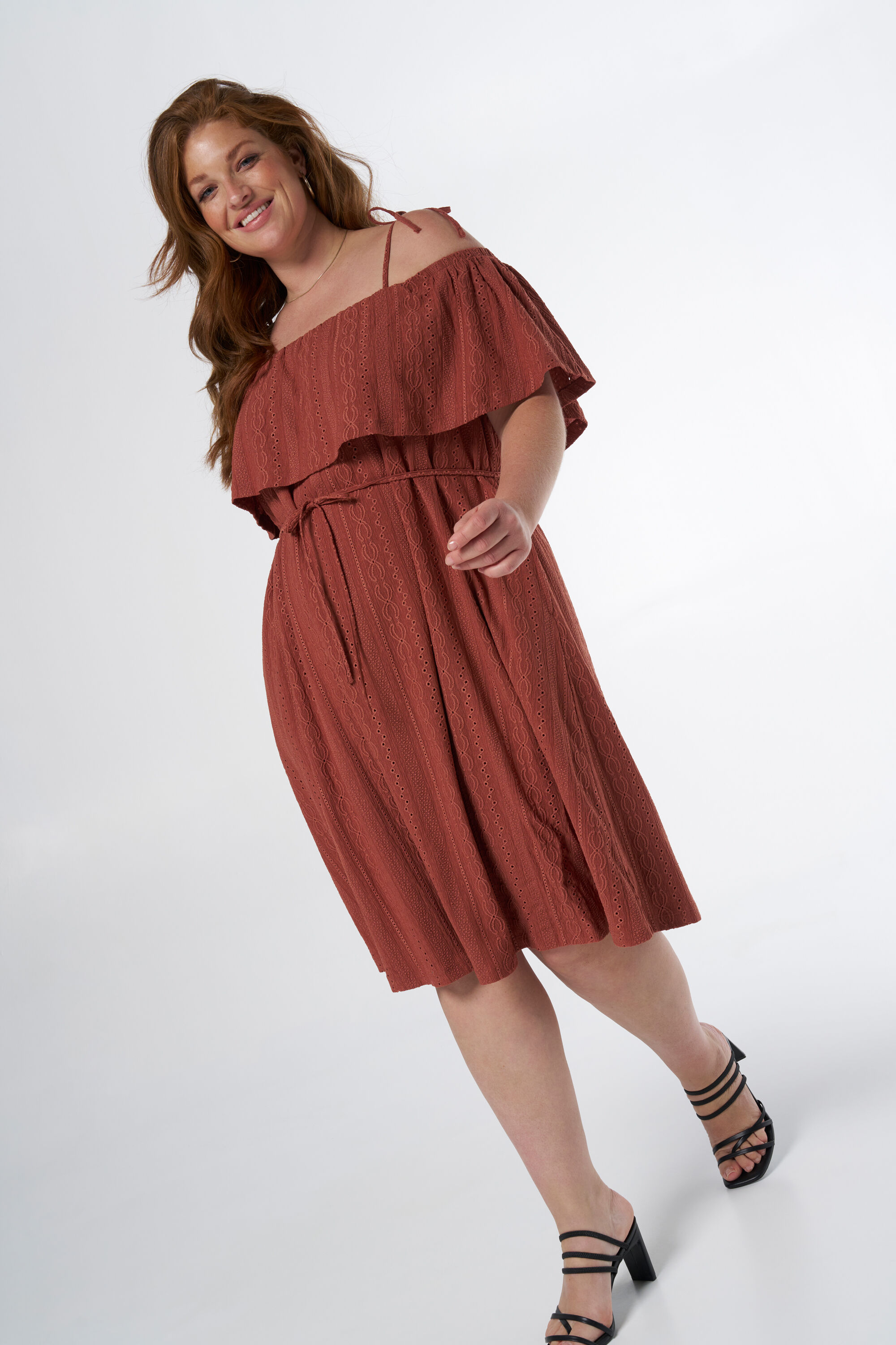 Schulterfreies Kleid mit Schleifendetail image number 5