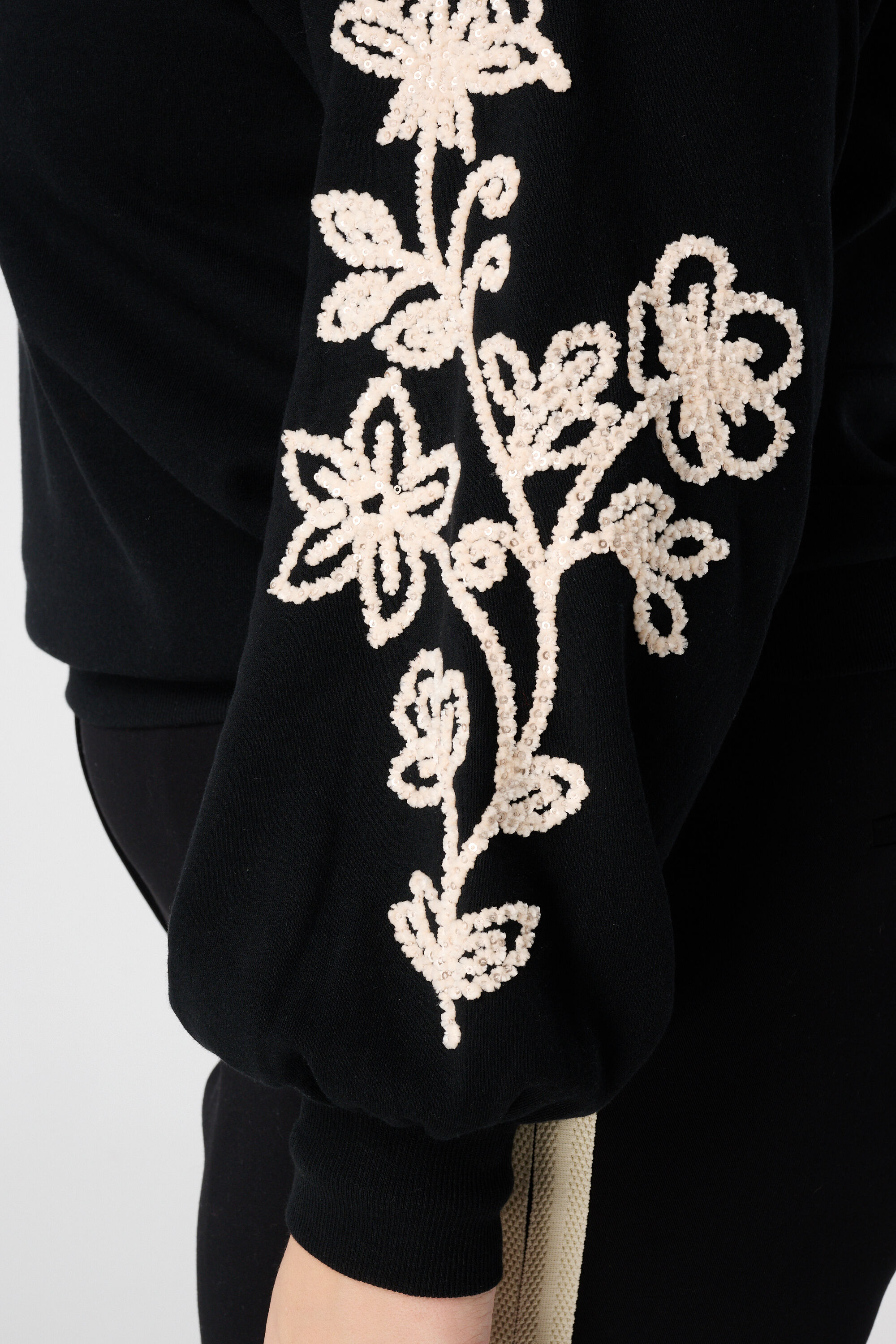 Pullover mit zarter Stickerei auf den &Auml;rmeln image number 6