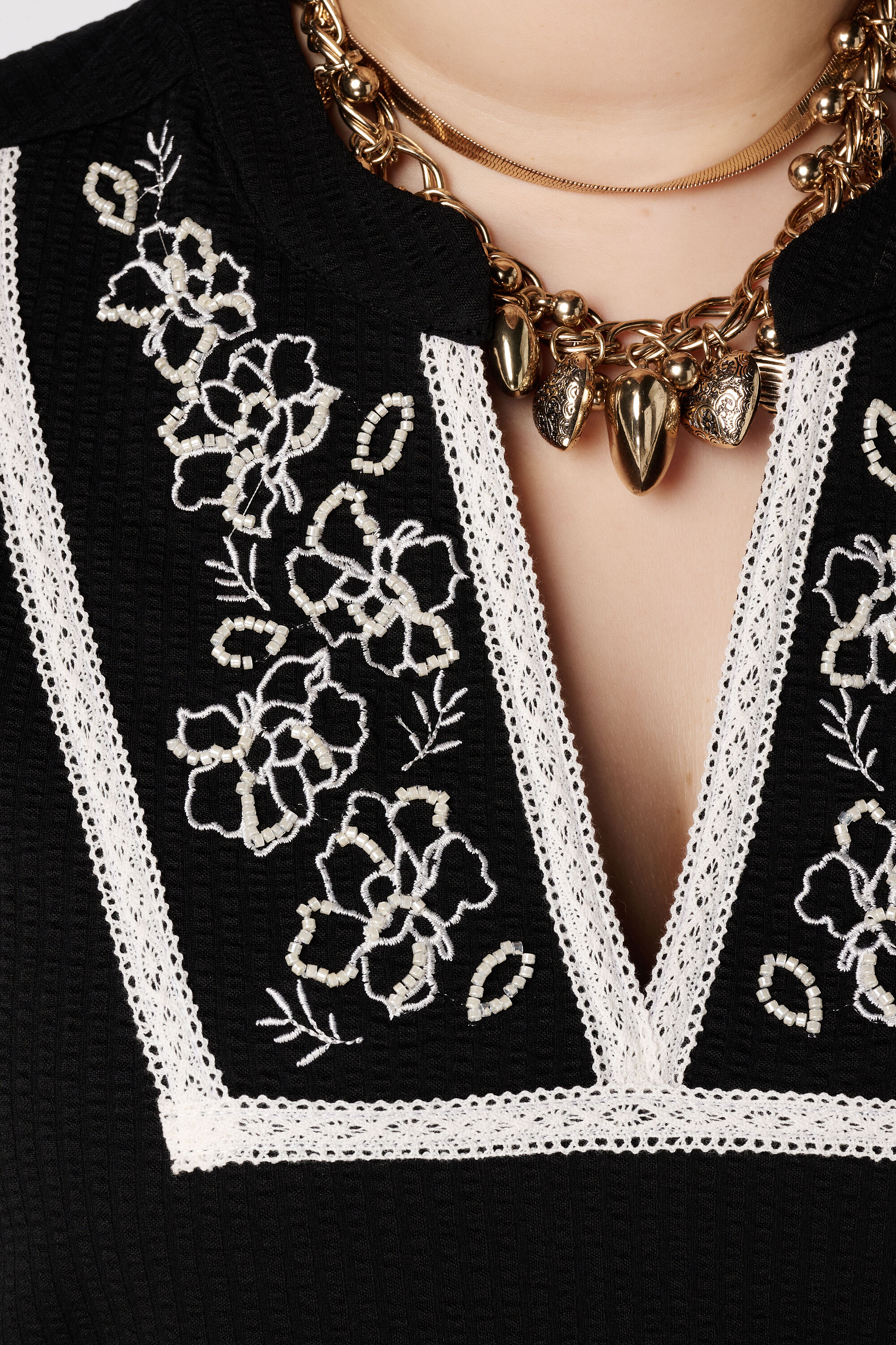 Top mit Stickerei und V-Ausschnitt image number 6