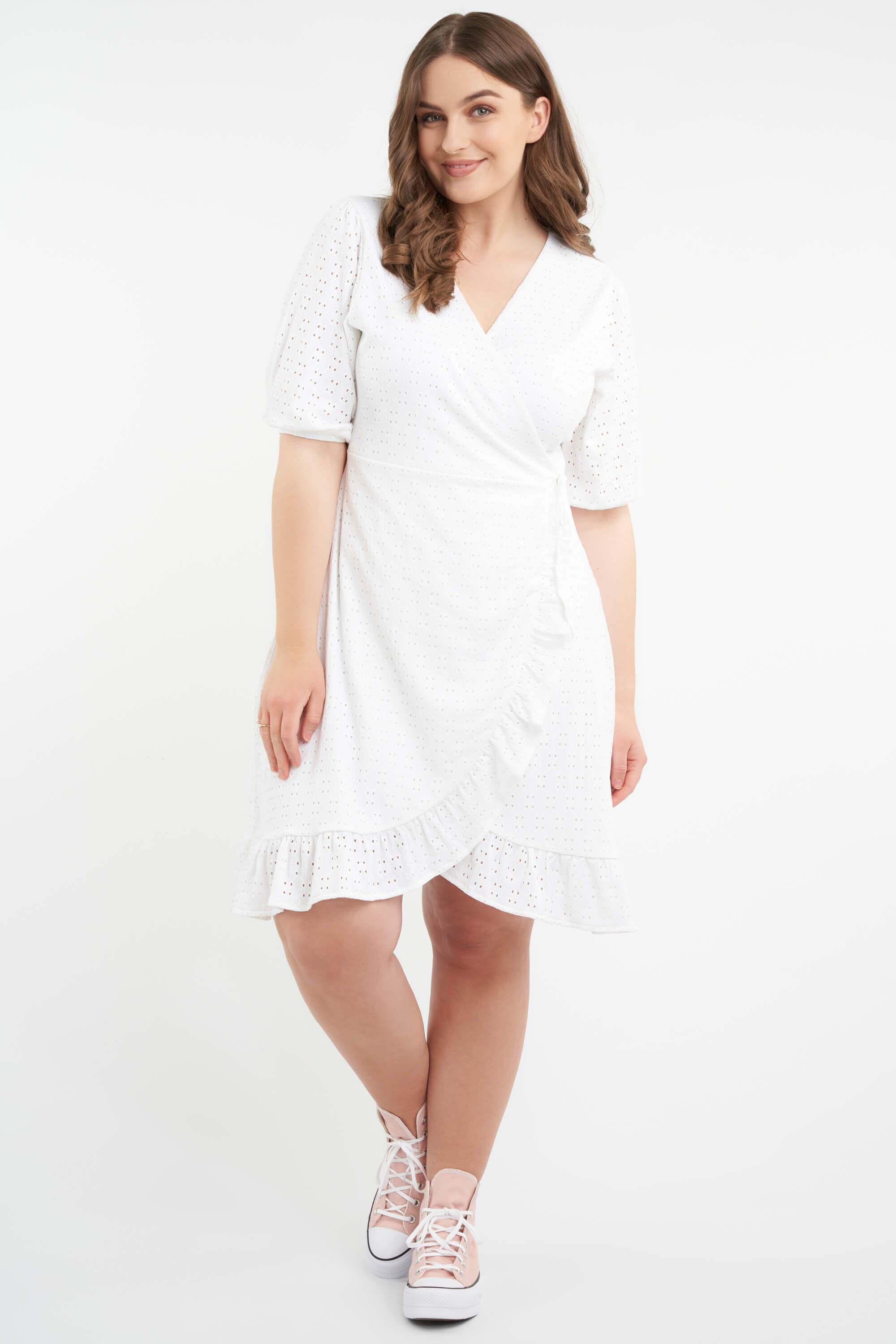 Wickelkleid mit Lochstickerei image number 5