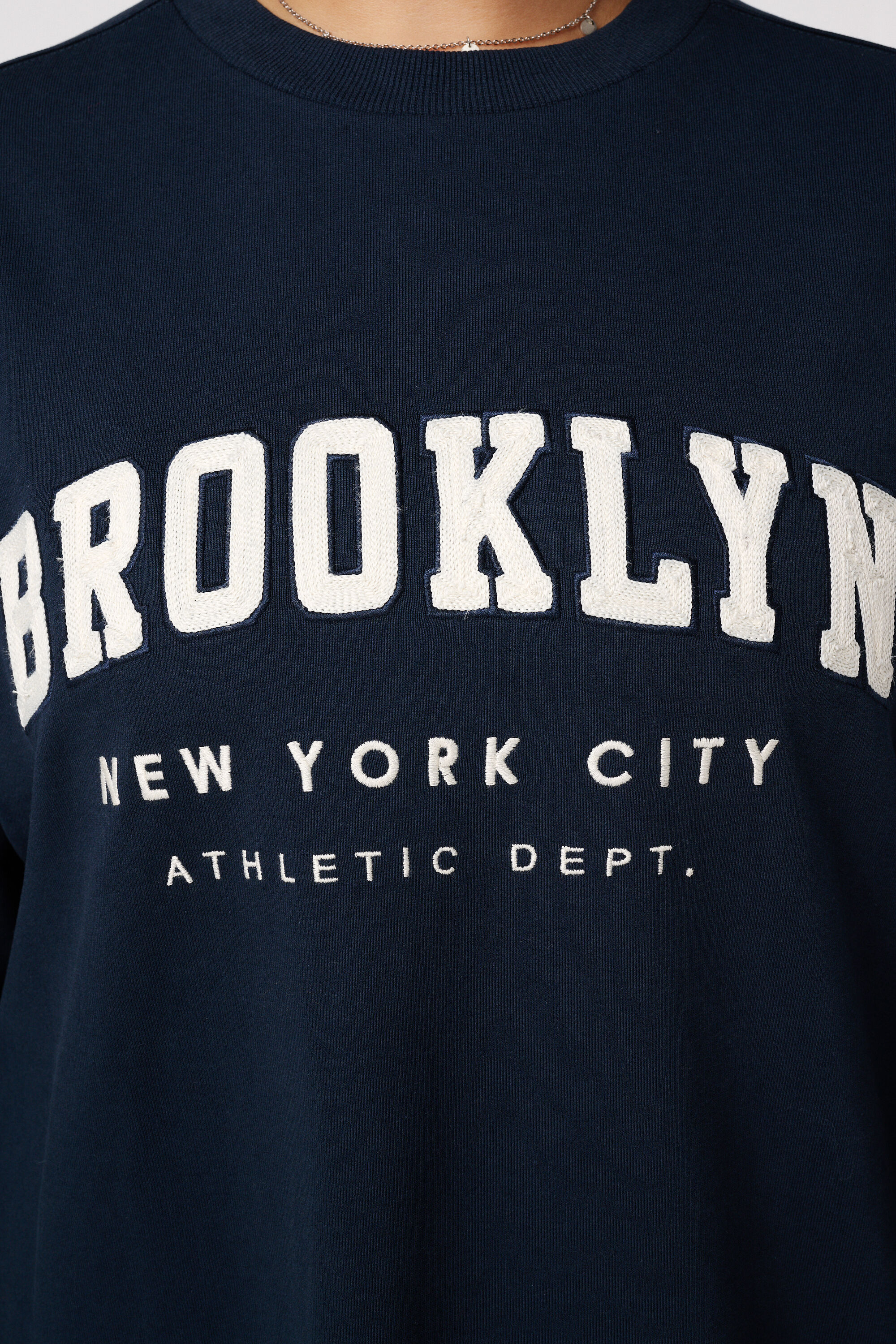 Sweaterkleid mit Schriftzug image number 6