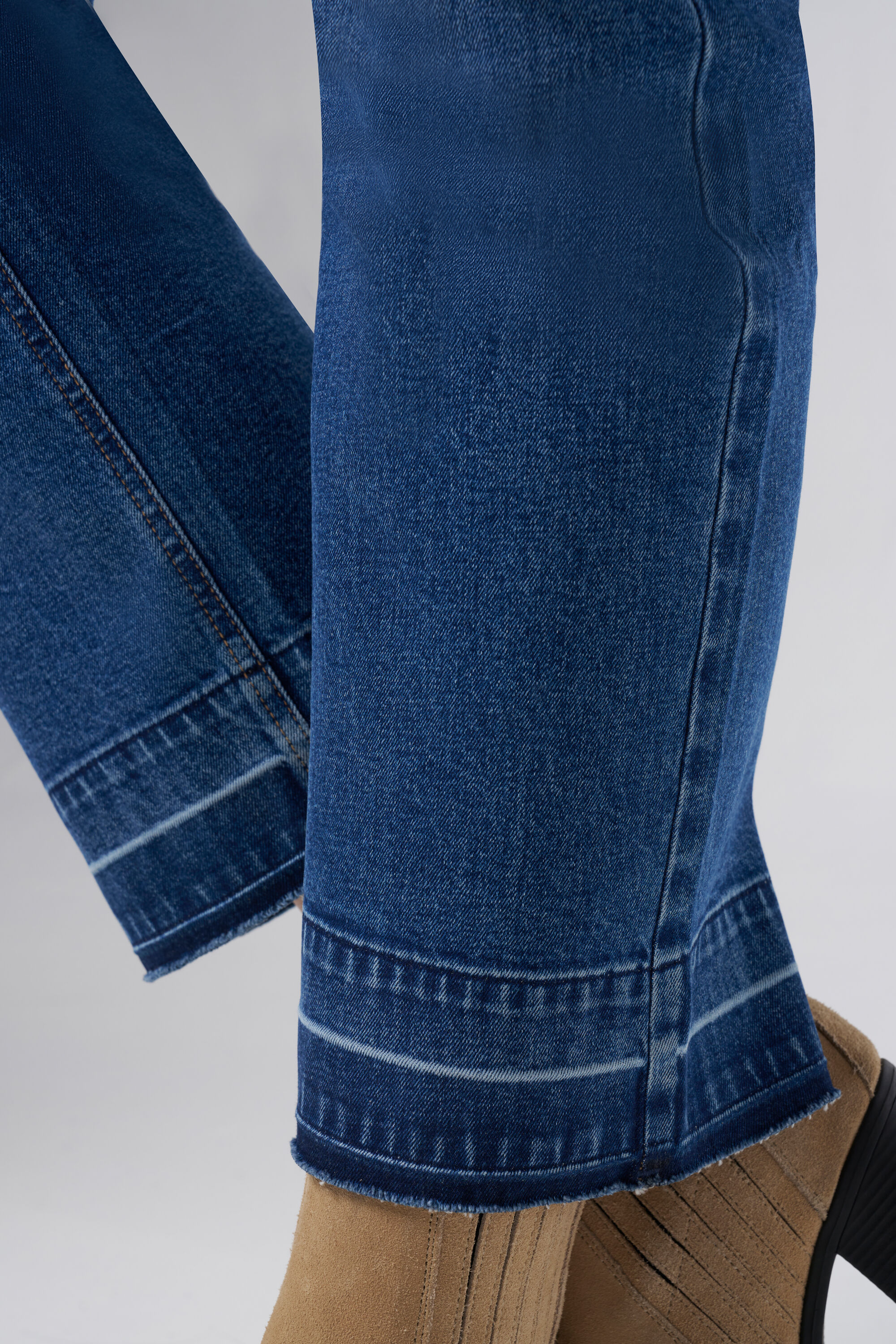 Kurz geschnittene Straight-Leg-Jeans  image number 4